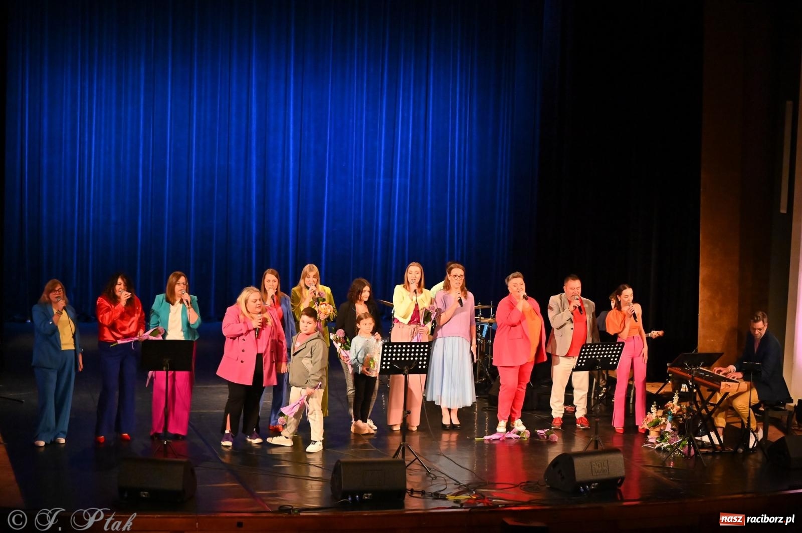Zdjęcie w galerii na portalu naszraciborz.pl: Koncert zespołu wokalnego Perspektywa Adults przyciągnął liczną publiczność wiadomości z regionu