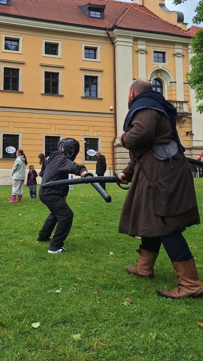 Zdjęcie w galerii na portalu naszraciborz.pl: Deszcz niestraszny pasjonatom – IV Jarmark Rękodzieła Regionalnego w Rudach pełen atrakcji wiadomości z regionu