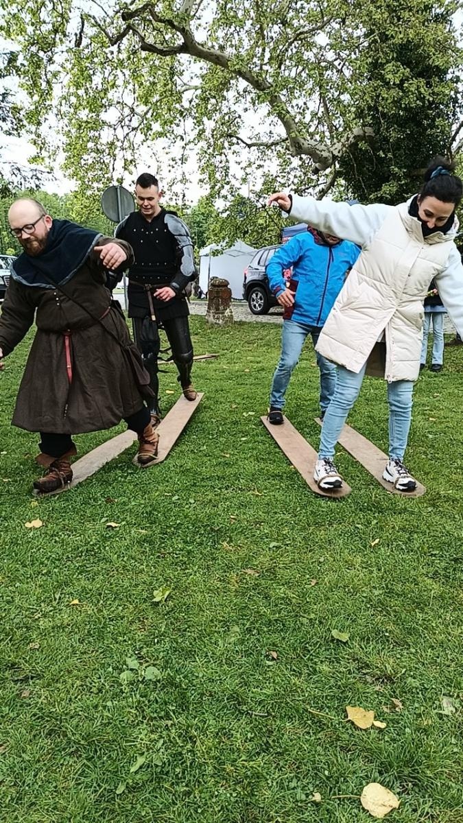 Zdjęcie w galerii na portalu naszraciborz.pl: Deszcz niestraszny pasjonatom – IV Jarmark Rękodzieła Regionalnego w Rudach pełen atrakcji wiadomości z regionu