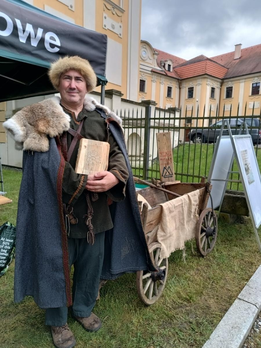 Zdjęcie w galerii na portalu naszraciborz.pl: Deszcz niestraszny pasjonatom – IV Jarmark Rękodzieła Regionalnego w Rudach pełen atrakcji wiadomości z regionu