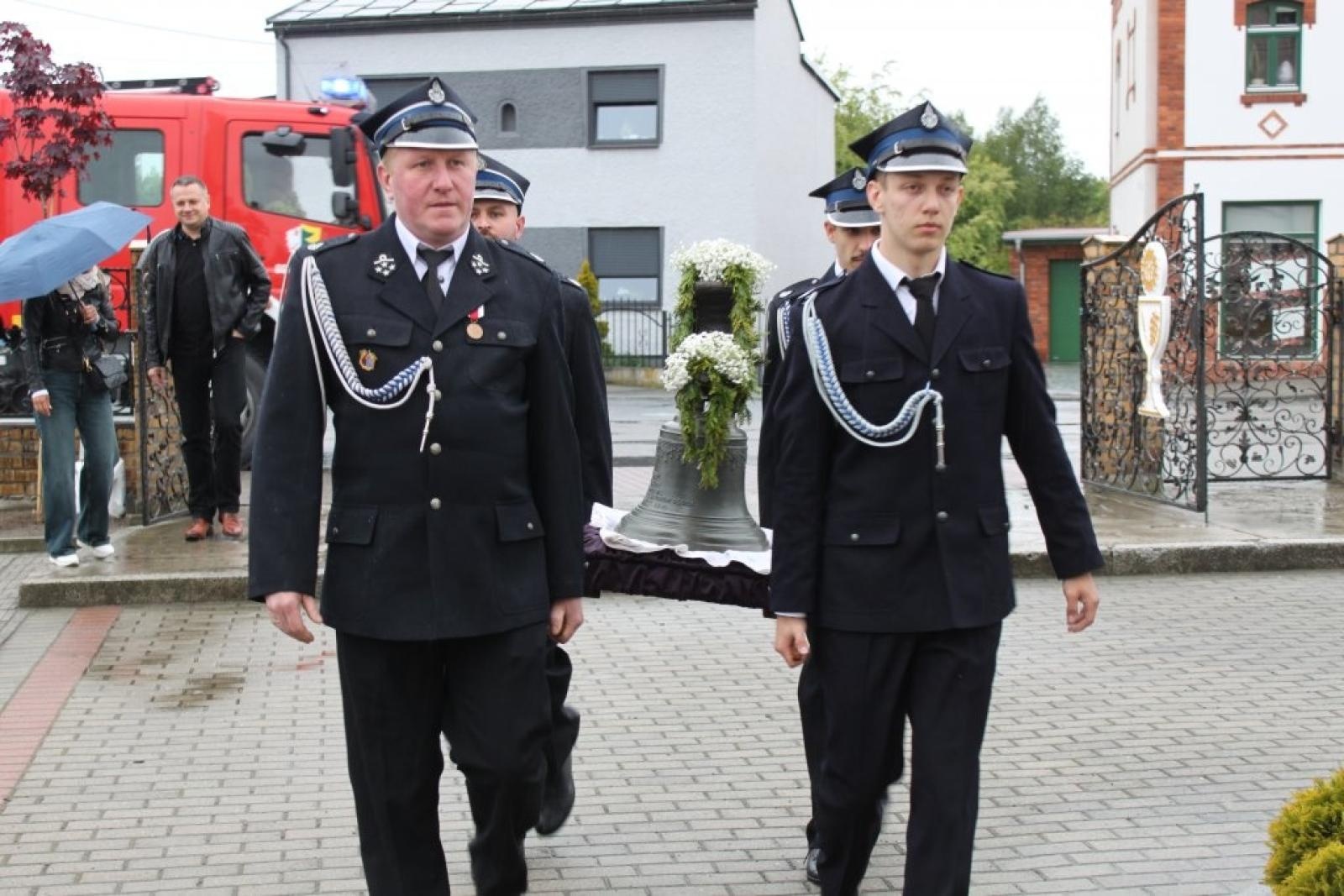 Zdjęcie w galerii na portalu naszraciborz.pl: Uroczyste poświęcenie dzwonu do kaplicy w Nędzy wiadomości z regionu