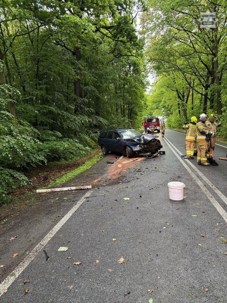 Zdjęcie w galerii na portalu naszraciborz.pl: Rozbity ford w rowie, kierowca poszukiwany i pijany. Interwencja służb w Szymocicach wiadomości z regionu