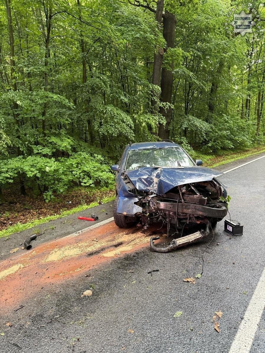 Zdjęcie w galerii na portalu naszraciborz.pl: Rozbity ford w rowie, kierowca poszukiwany i pijany. Interwencja służb w Szymocicach wiadomości z regionu