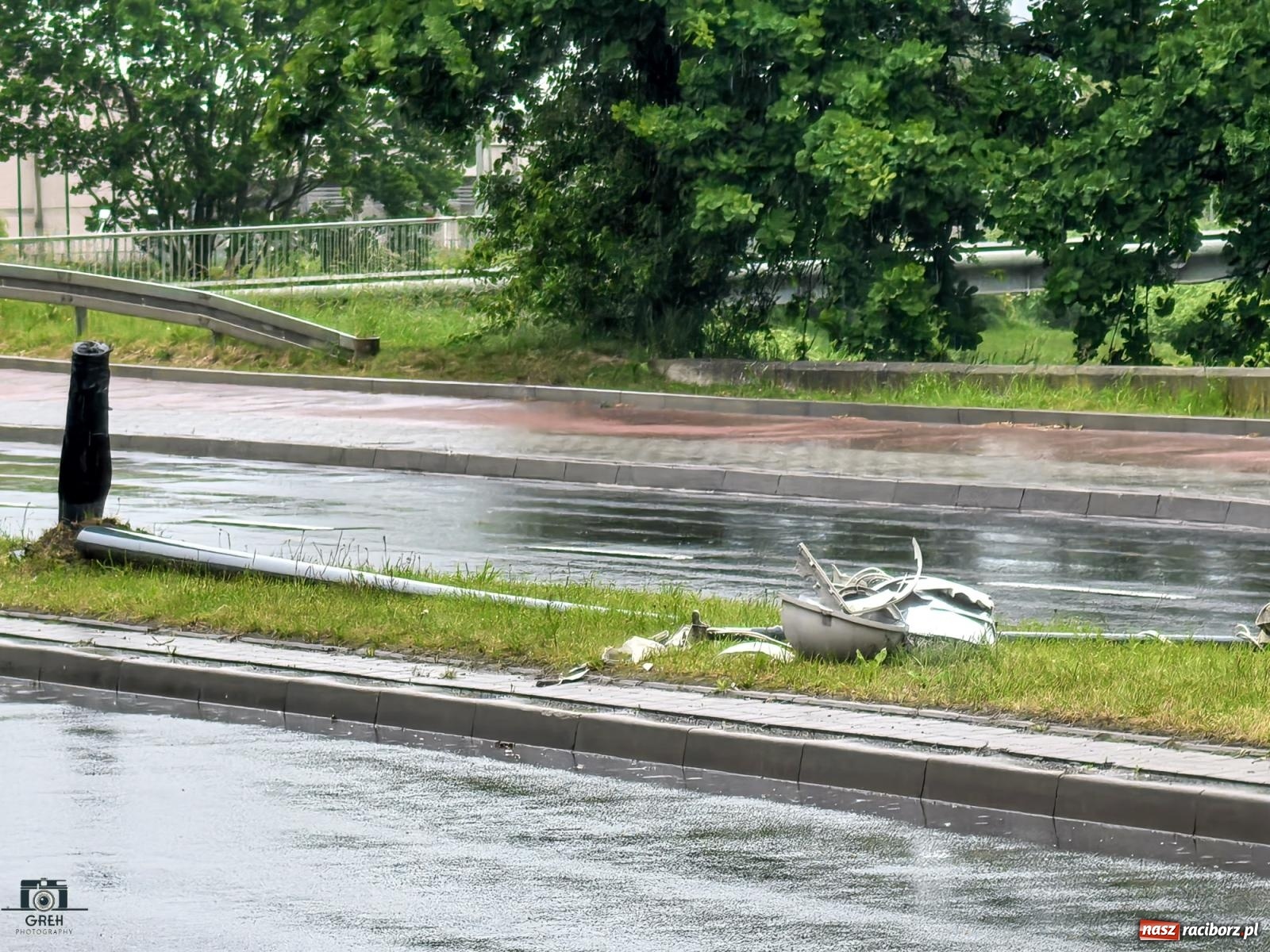 Zdjęcie w galerii na portalu naszraciborz.pl: Uszkodzona latarnia przy Reymonta. Sprawca oddalił się z miejsca zdarzenia wiadomości z regionu