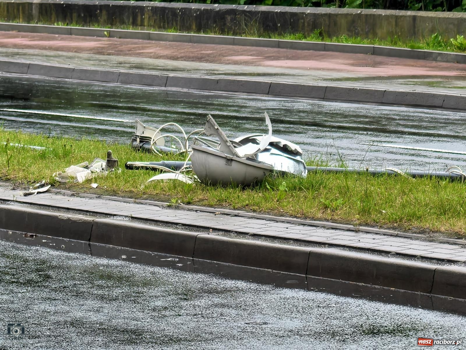 Zdjęcie w galerii na portalu naszraciborz.pl: Uszkodzona latarnia przy Reymonta. Sprawca oddalił się z miejsca zdarzenia wiadomości z regionu