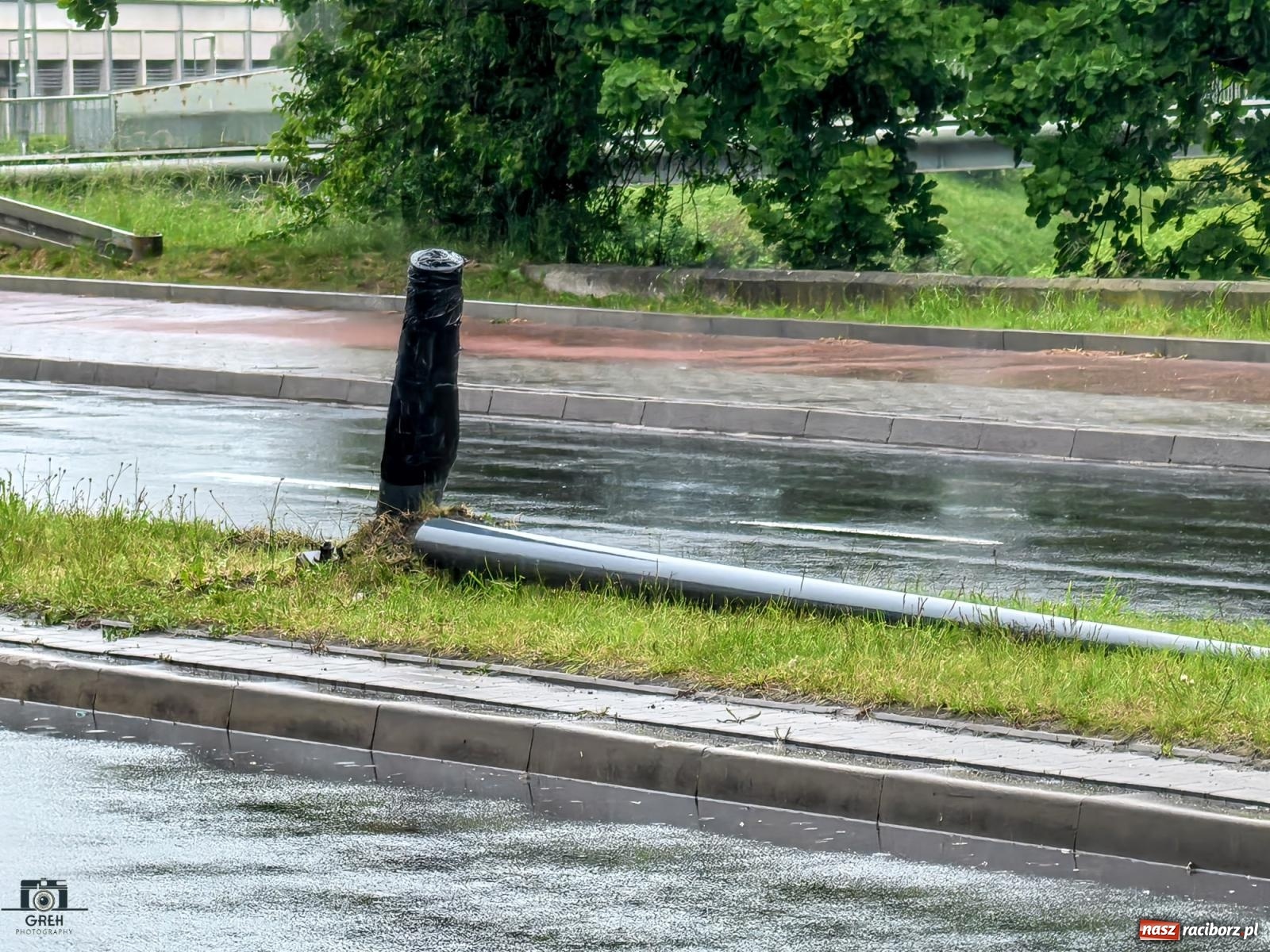 Zdjęcie w galerii na portalu naszraciborz.pl: Uszkodzona latarnia przy Reymonta. Sprawca oddalił się z miejsca zdarzenia wiadomości z regionu