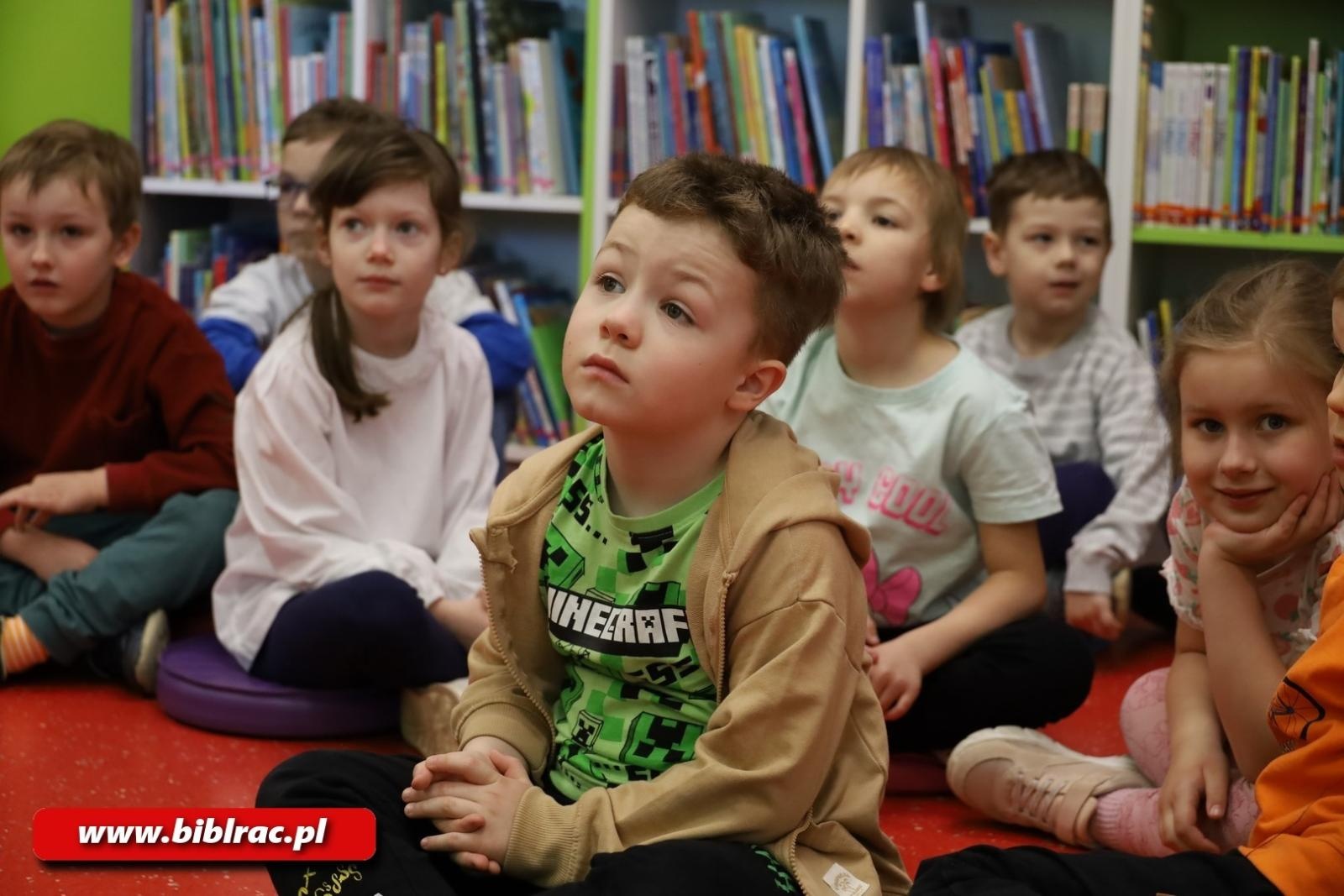 Zdjęcie w galerii na portalu naszraciborz.pl: Jak działa biblioteka? Edukacyjna wyprawa najmłodszych wiadomości z regionu