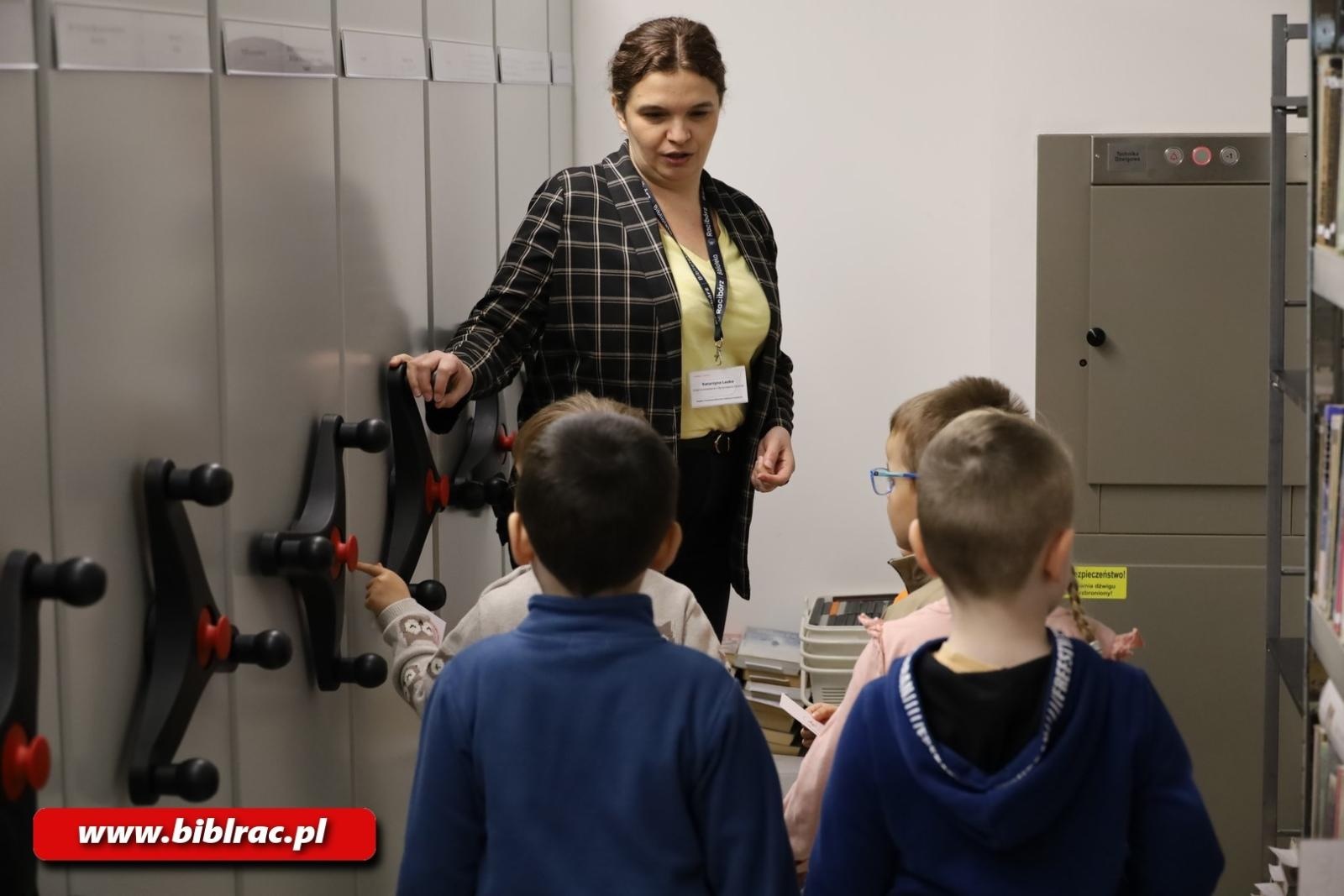 Zdjęcie w galerii na portalu naszraciborz.pl: Jak działa biblioteka? Edukacyjna wyprawa najmłodszych wiadomości z regionu