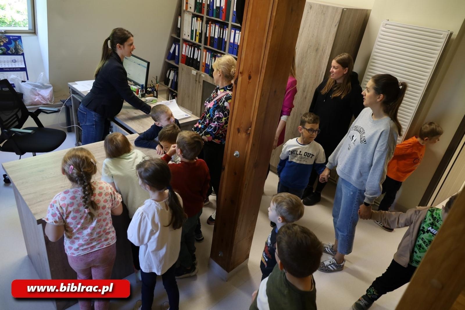 Zdjęcie w galerii na portalu naszraciborz.pl: Jak działa biblioteka? Edukacyjna wyprawa najmłodszych wiadomości z regionu