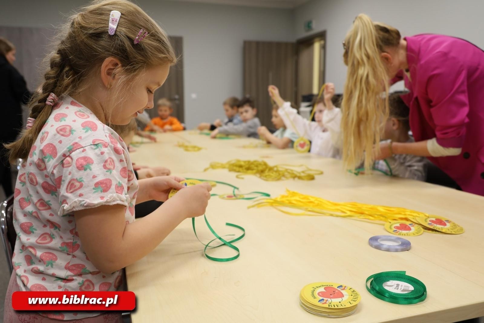 Zdjęcie w galerii na portalu naszraciborz.pl: Jak działa biblioteka? Edukacyjna wyprawa najmłodszych wiadomości z regionu