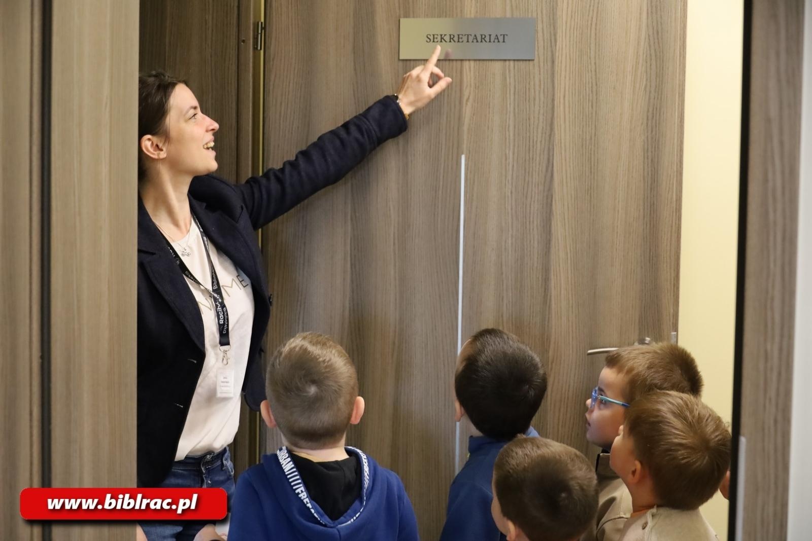 Zdjęcie w galerii na portalu naszraciborz.pl: Jak działa biblioteka? Edukacyjna wyprawa najmłodszych wiadomości z regionu