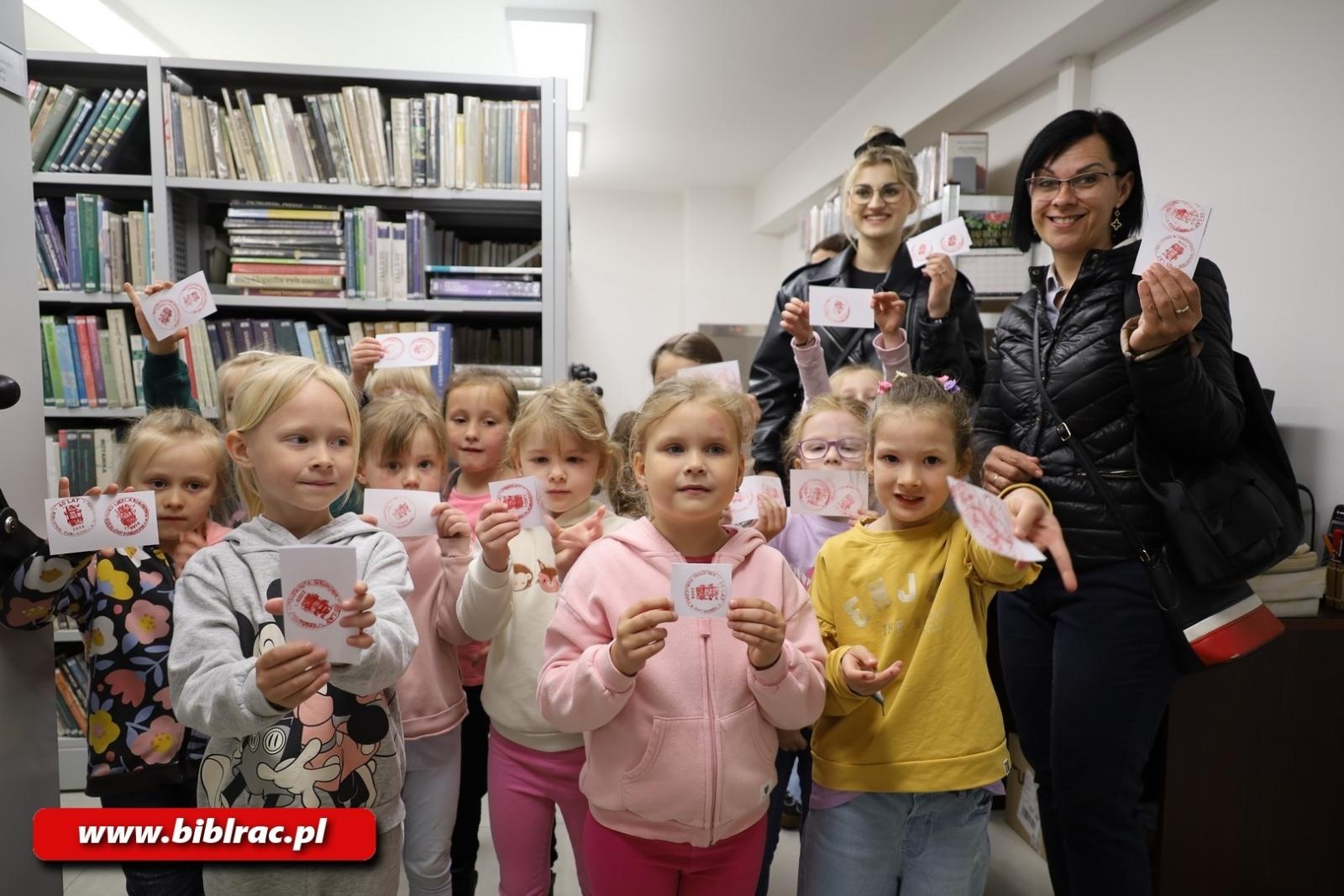 Zdjęcie w galerii na portalu naszraciborz.pl: Jak działa biblioteka? Edukacyjna wyprawa najmłodszych wiadomości z regionu