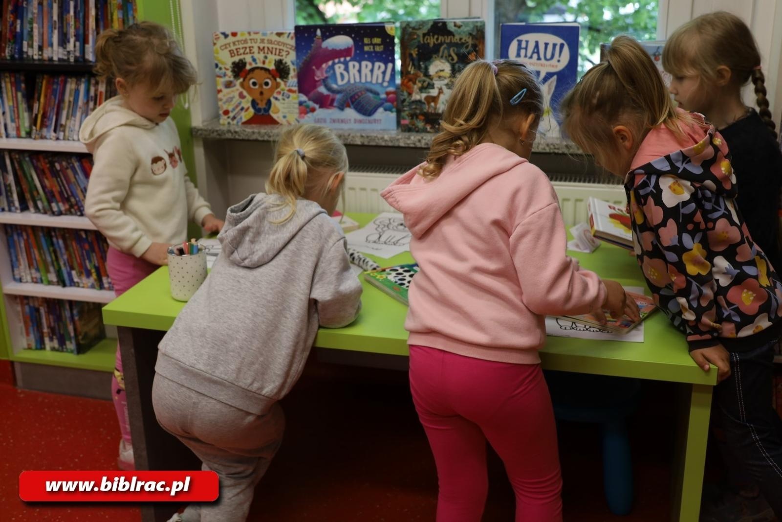 Zdjęcie w galerii na portalu naszraciborz.pl: Jak działa biblioteka? Edukacyjna wyprawa najmłodszych wiadomości z regionu