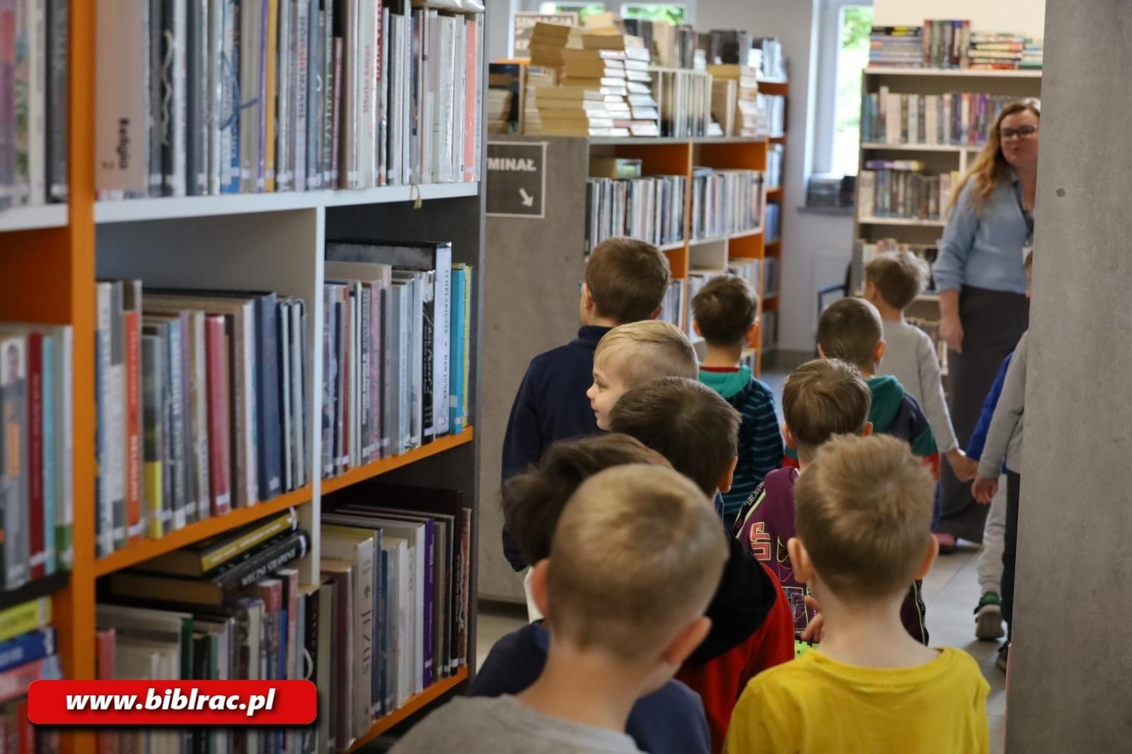 Zdjęcie w galerii na portalu naszraciborz.pl: Jak działa biblioteka? Edukacyjna wyprawa najmłodszych wiadomości z regionu