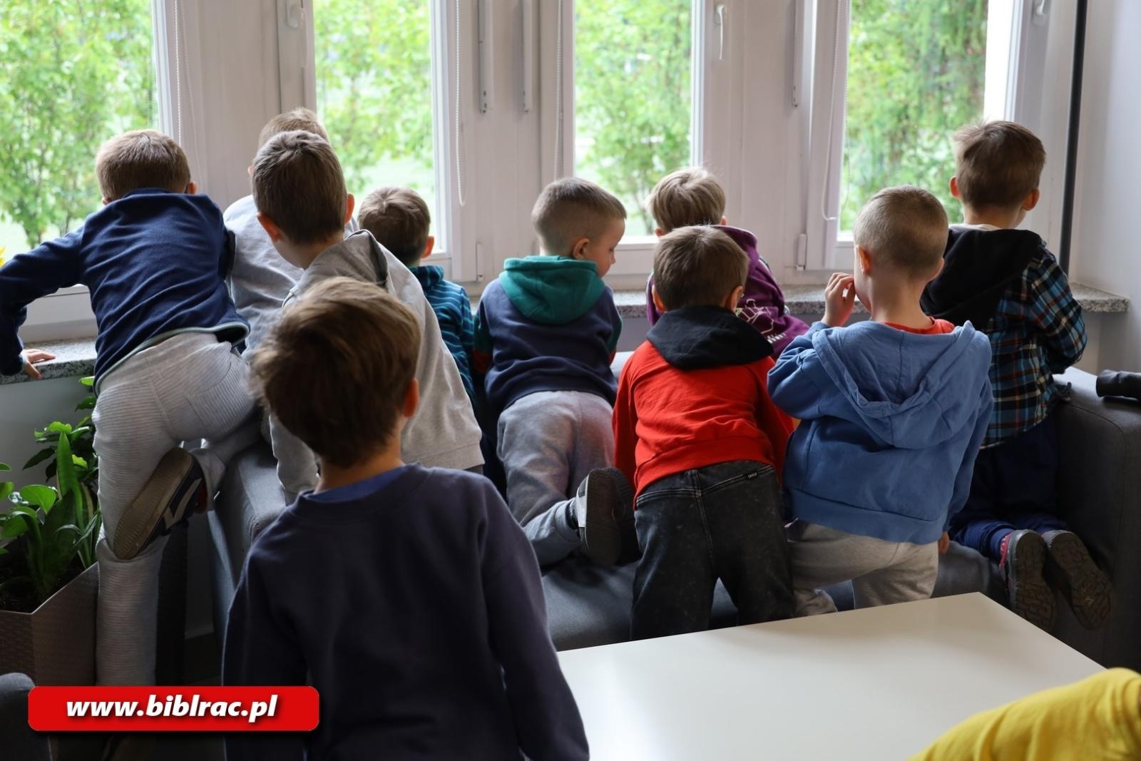 Zdjęcie w galerii na portalu naszraciborz.pl: Jak działa biblioteka? Edukacyjna wyprawa najmłodszych wiadomości z regionu