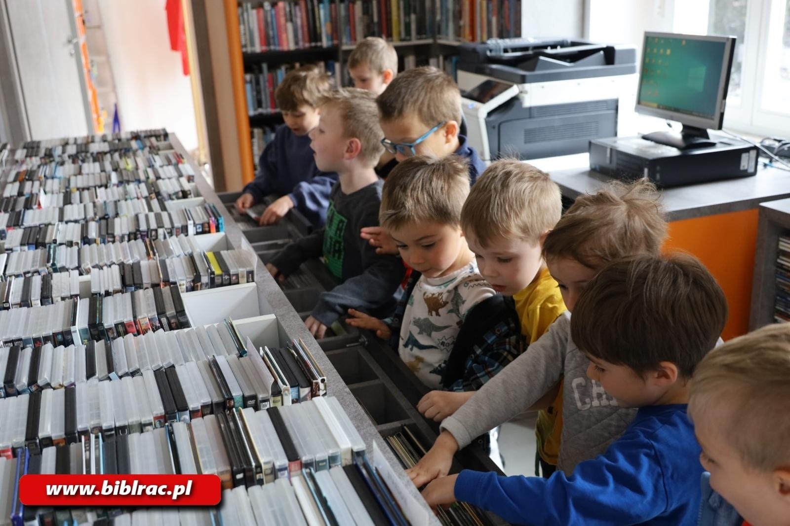 Zdjęcie w galerii na portalu naszraciborz.pl: Jak działa biblioteka? Edukacyjna wyprawa najmłodszych wiadomości z regionu
