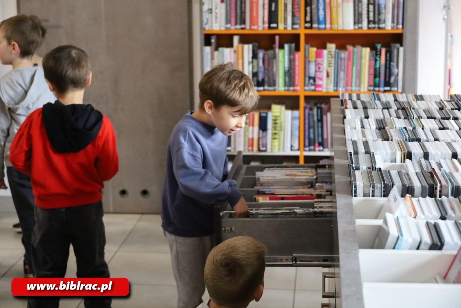 Zdjęcie w galerii na portalu naszraciborz.pl: Jak działa biblioteka? Edukacyjna wyprawa najmłodszych wiadomości z regionu