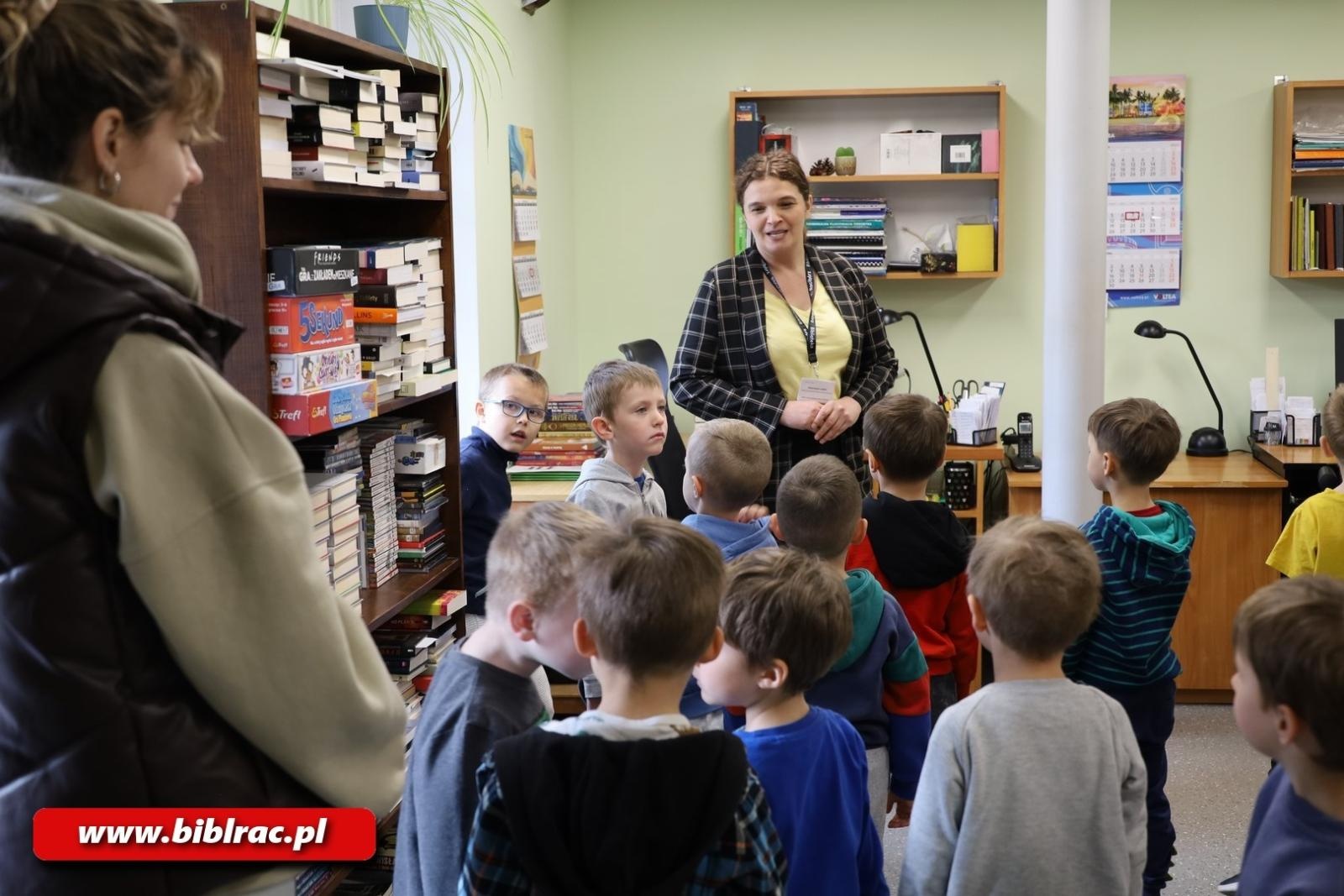 Zdjęcie w galerii na portalu naszraciborz.pl: Jak działa biblioteka? Edukacyjna wyprawa najmłodszych wiadomości z regionu