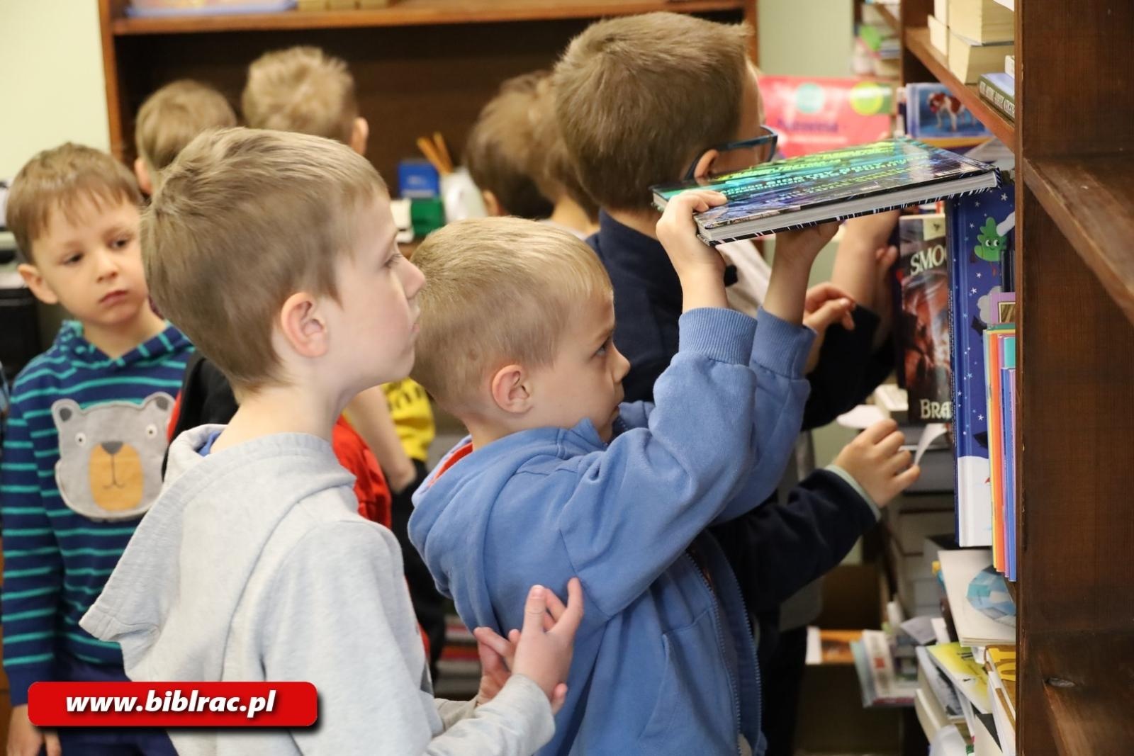 Zdjęcie w galerii na portalu naszraciborz.pl: Jak działa biblioteka? Edukacyjna wyprawa najmłodszych wiadomości z regionu