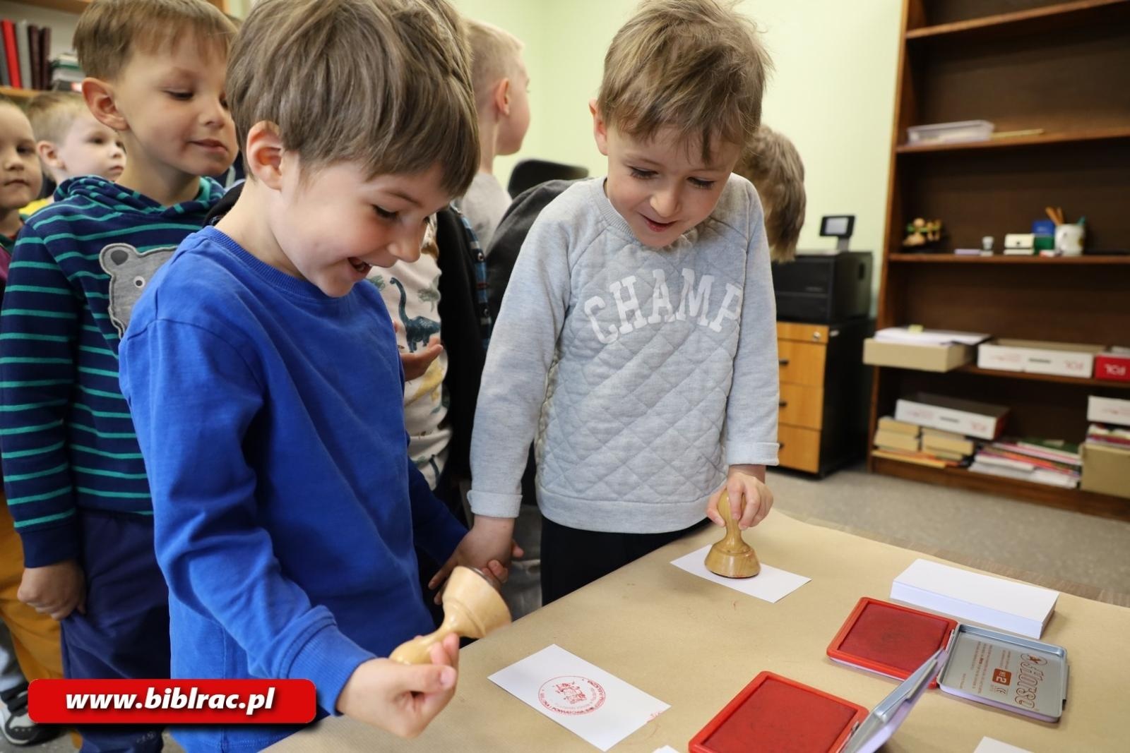 Zdjęcie w galerii na portalu naszraciborz.pl: Jak działa biblioteka? Edukacyjna wyprawa najmłodszych wiadomości z regionu