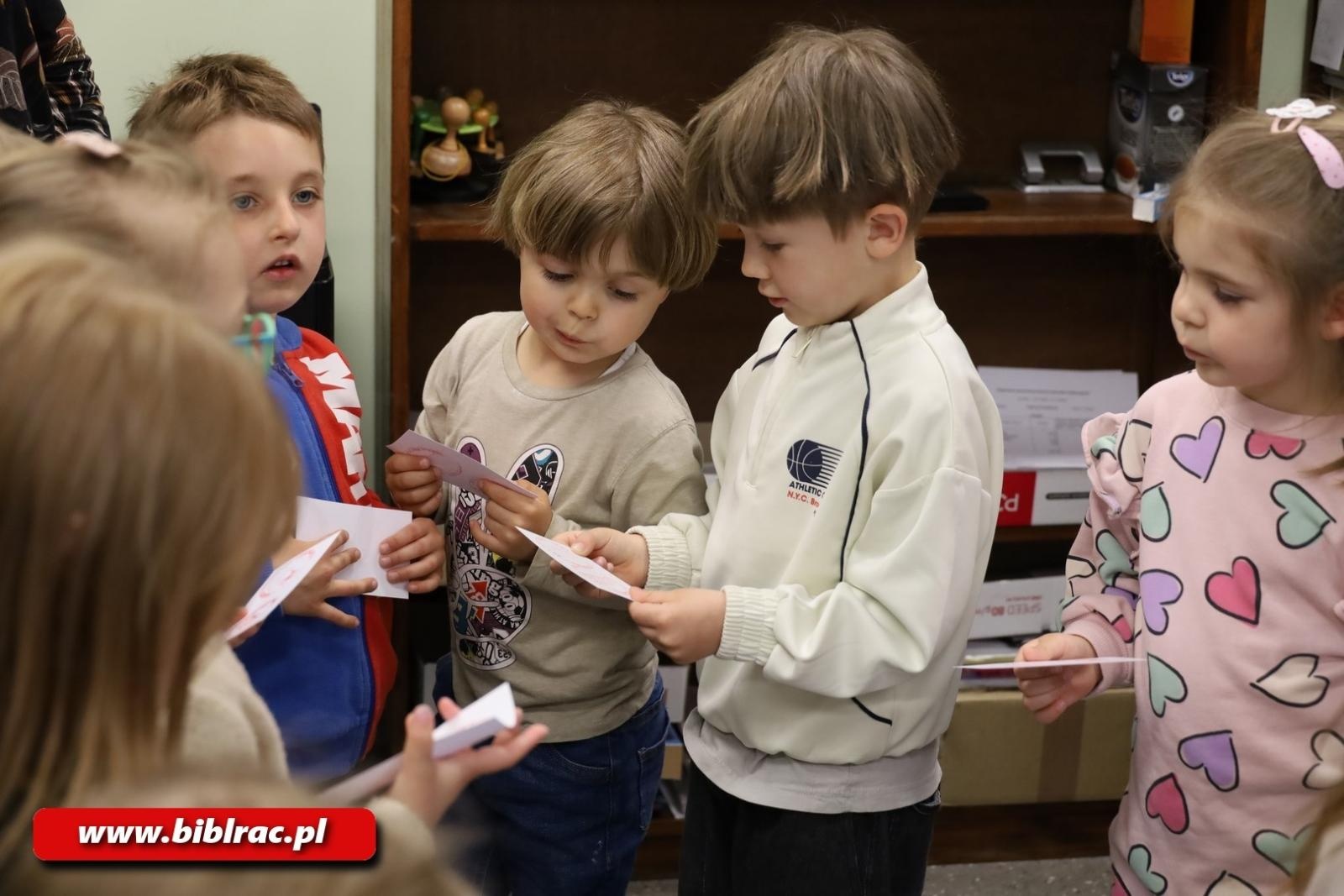 Zdjęcie w galerii na portalu naszraciborz.pl: Jak działa biblioteka? Edukacyjna wyprawa najmłodszych wiadomości z regionu