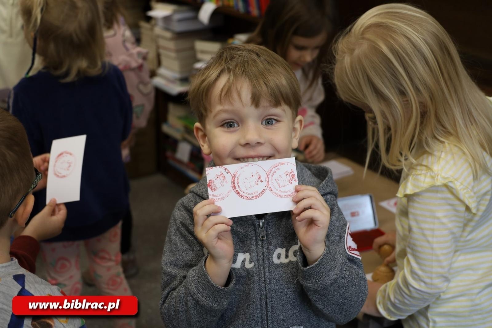 Zdjęcie w galerii na portalu naszraciborz.pl: Jak działa biblioteka? Edukacyjna wyprawa najmłodszych wiadomości z regionu