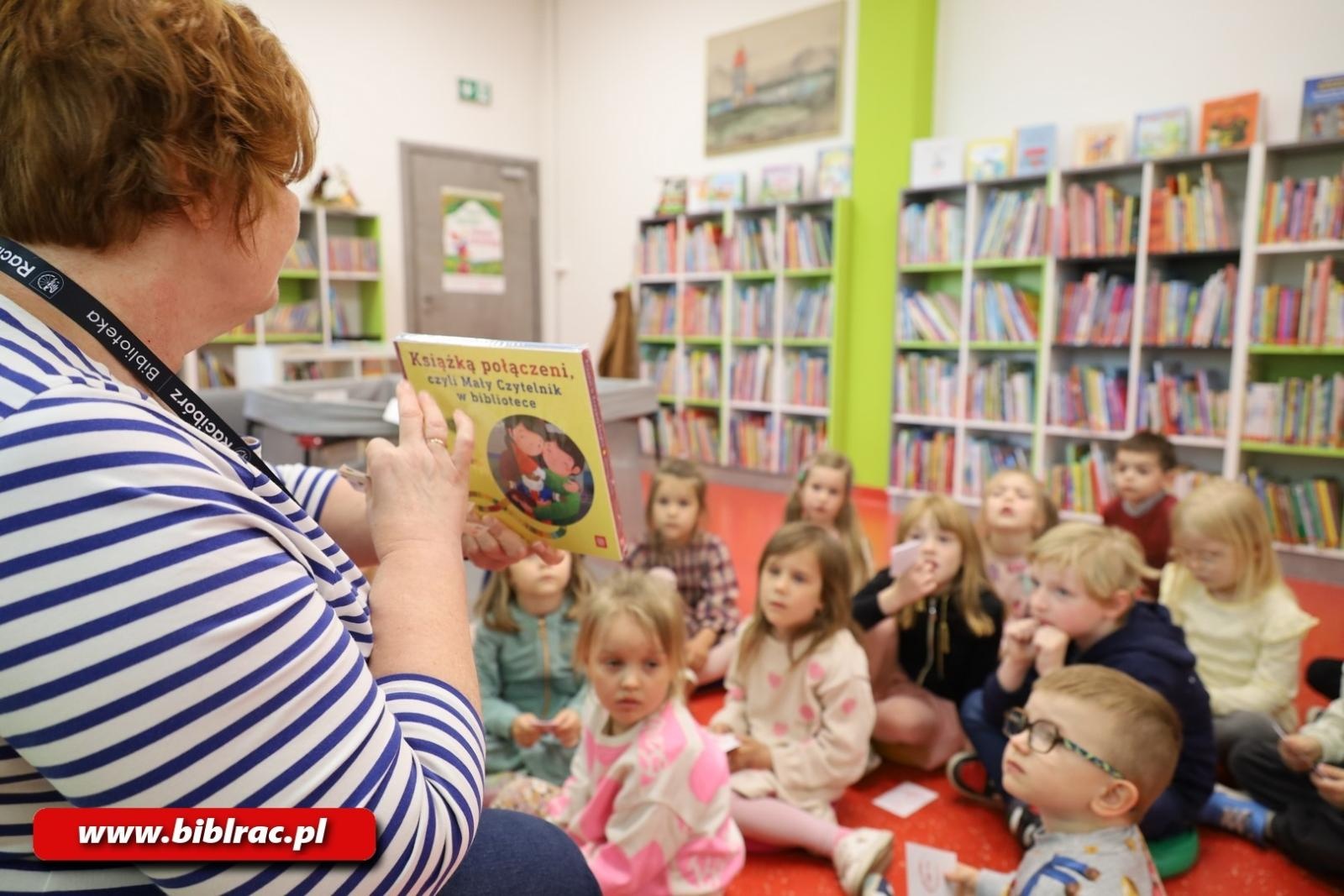 Zdjęcie w galerii na portalu naszraciborz.pl: Jak działa biblioteka? Edukacyjna wyprawa najmłodszych wiadomości z regionu