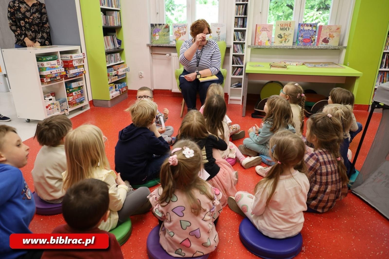 Zdjęcie w galerii na portalu naszraciborz.pl: Jak działa biblioteka? Edukacyjna wyprawa najmłodszych wiadomości z regionu