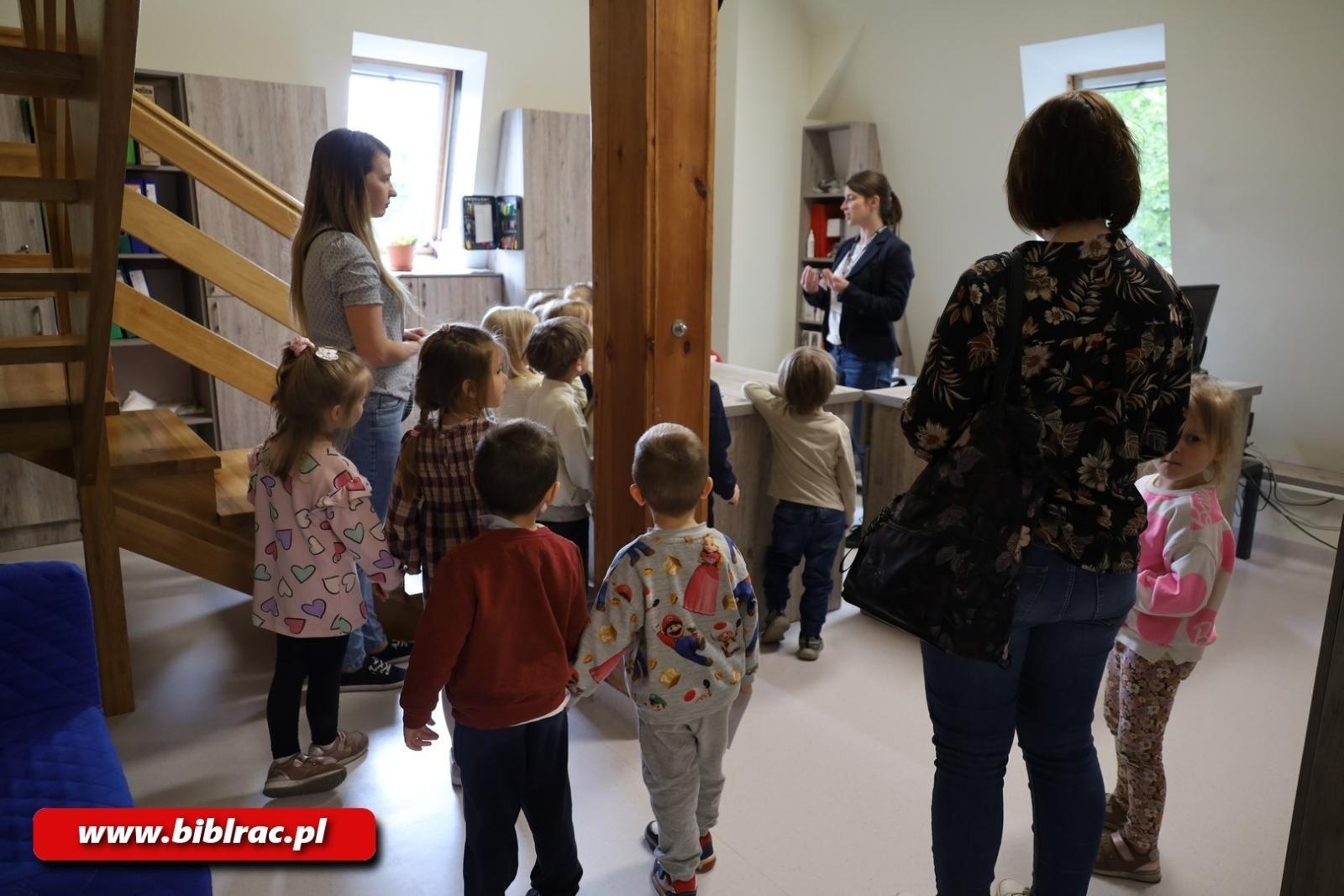 Zdjęcie w galerii na portalu naszraciborz.pl: Jak działa biblioteka? Edukacyjna wyprawa najmłodszych wiadomości z regionu