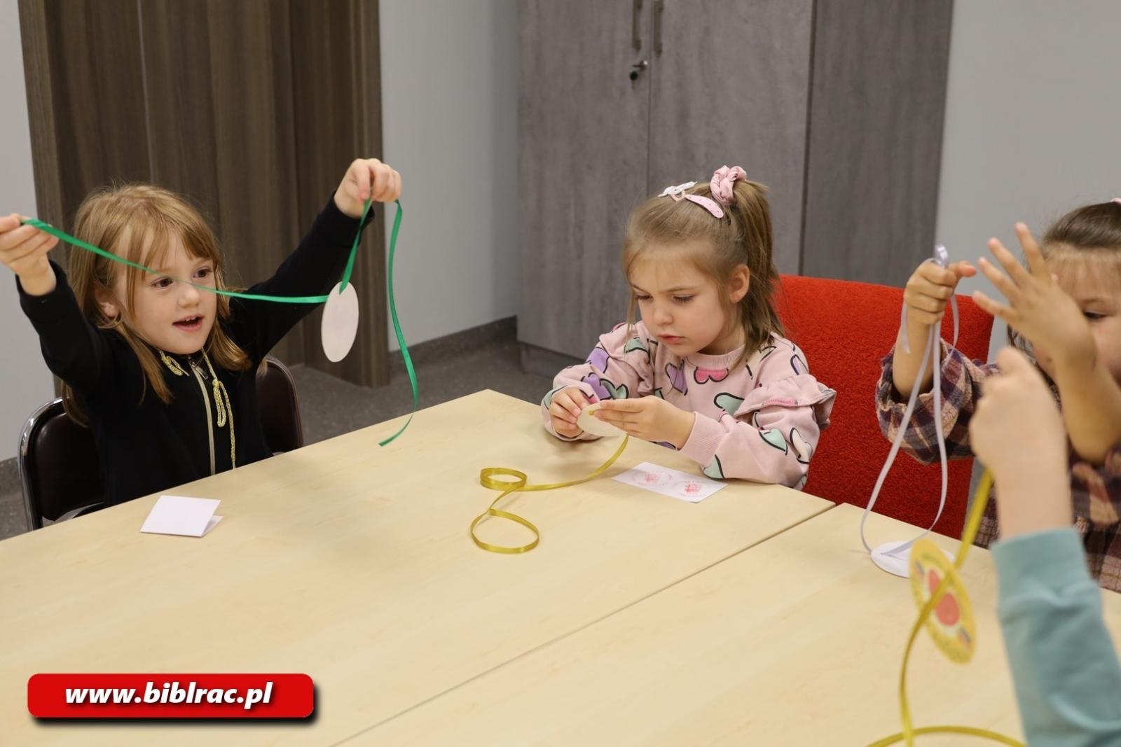 Zdjęcie w galerii na portalu naszraciborz.pl: Jak działa biblioteka? Edukacyjna wyprawa najmłodszych wiadomości z regionu