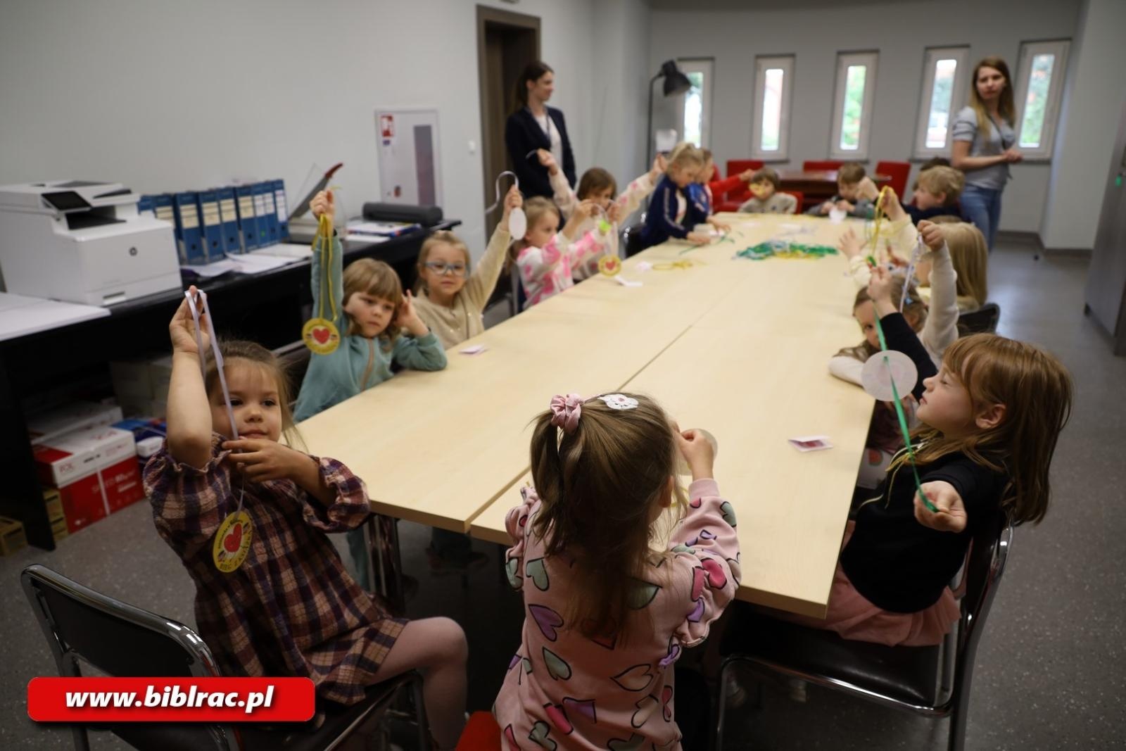 Zdjęcie w galerii na portalu naszraciborz.pl: Jak działa biblioteka? Edukacyjna wyprawa najmłodszych wiadomości z regionu