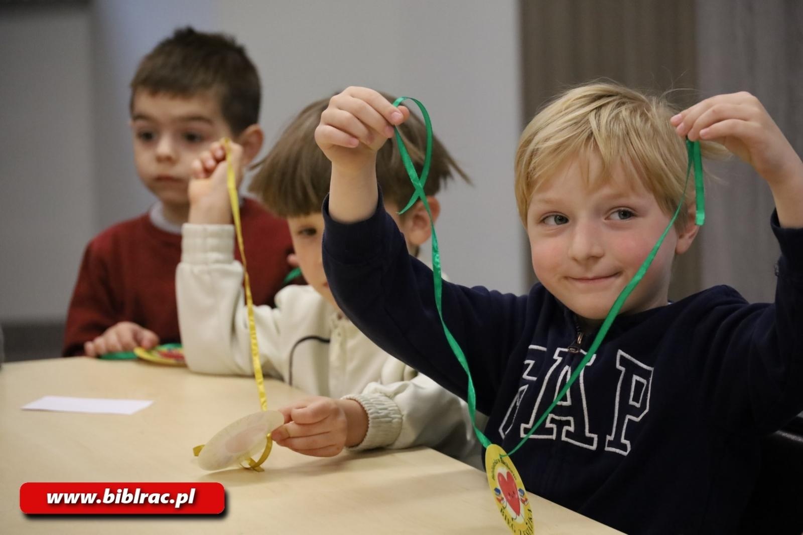 Zdjęcie w galerii na portalu naszraciborz.pl: Jak działa biblioteka? Edukacyjna wyprawa najmłodszych wiadomości z regionu