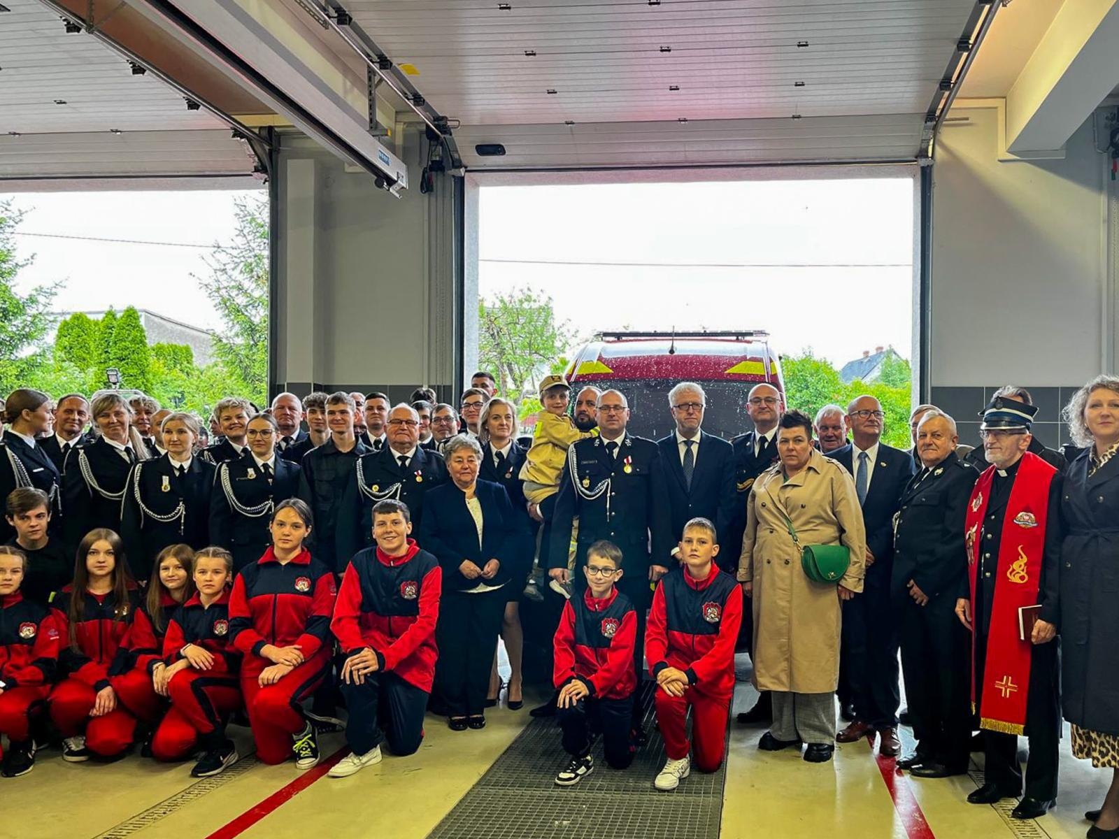 Zdjęcie w galerii na portalu naszraciborz.pl: Nowy pojazd ratowniczy w służbie OSP Markowice – uroczyste przekazanie i poświęcenie sprzętu wiadomości z regionu