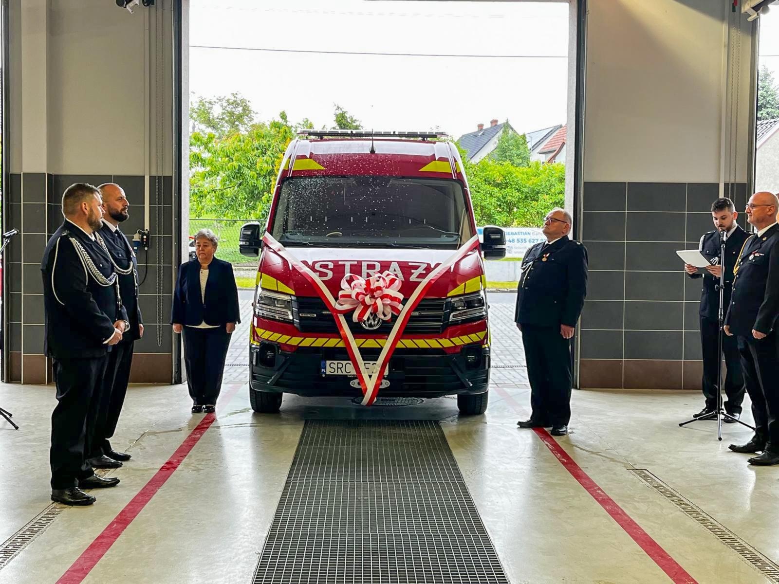 Zdjęcie w galerii na portalu naszraciborz.pl: Nowy pojazd ratowniczy w służbie OSP Markowice – uroczyste przekazanie i poświęcenie sprzętu wiadomości z regionu