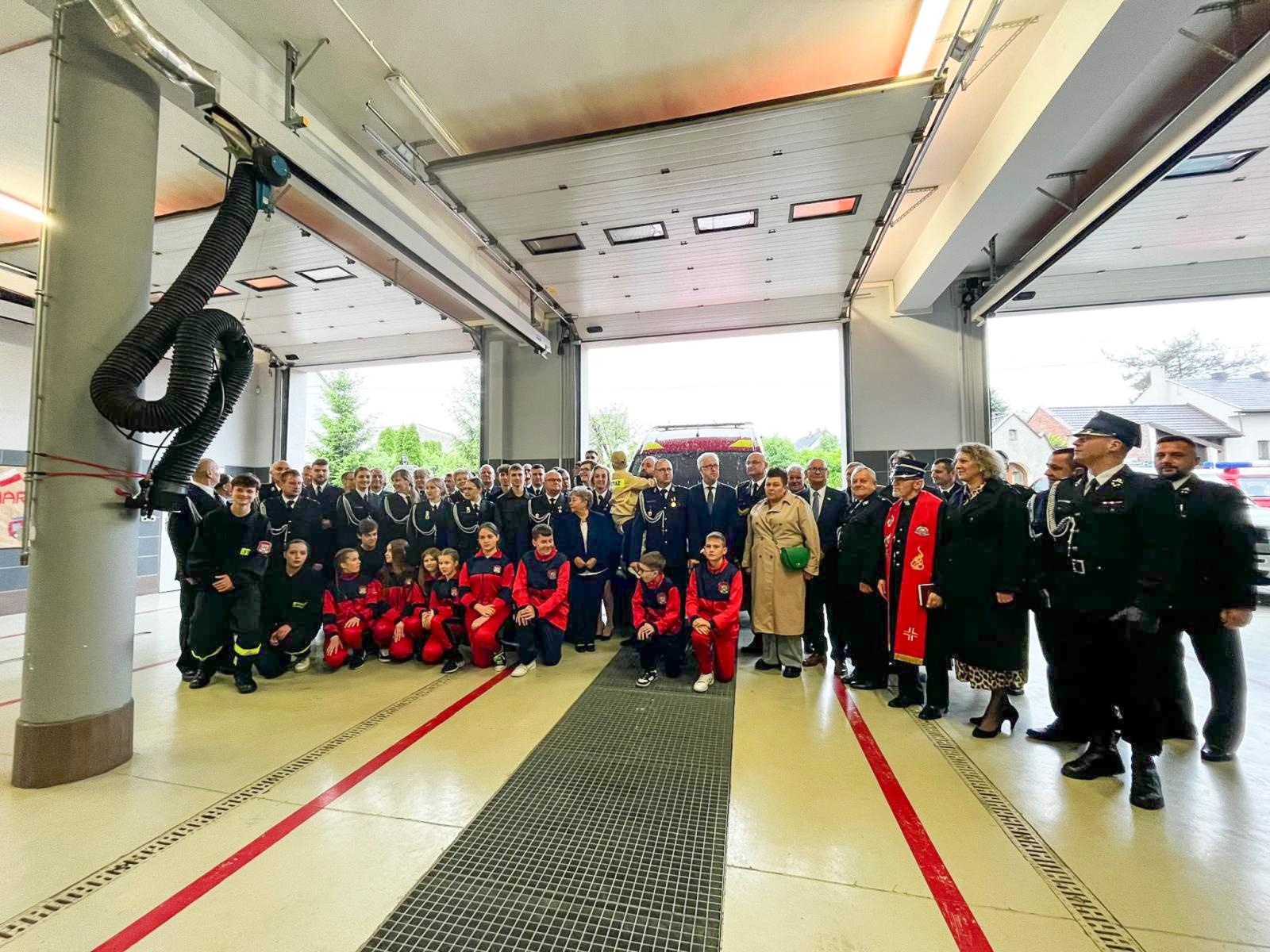 Zdjęcie w galerii na portalu naszraciborz.pl: Nowy pojazd ratowniczy w służbie OSP Markowice – uroczyste przekazanie i poświęcenie sprzętu wiadomości z regionu