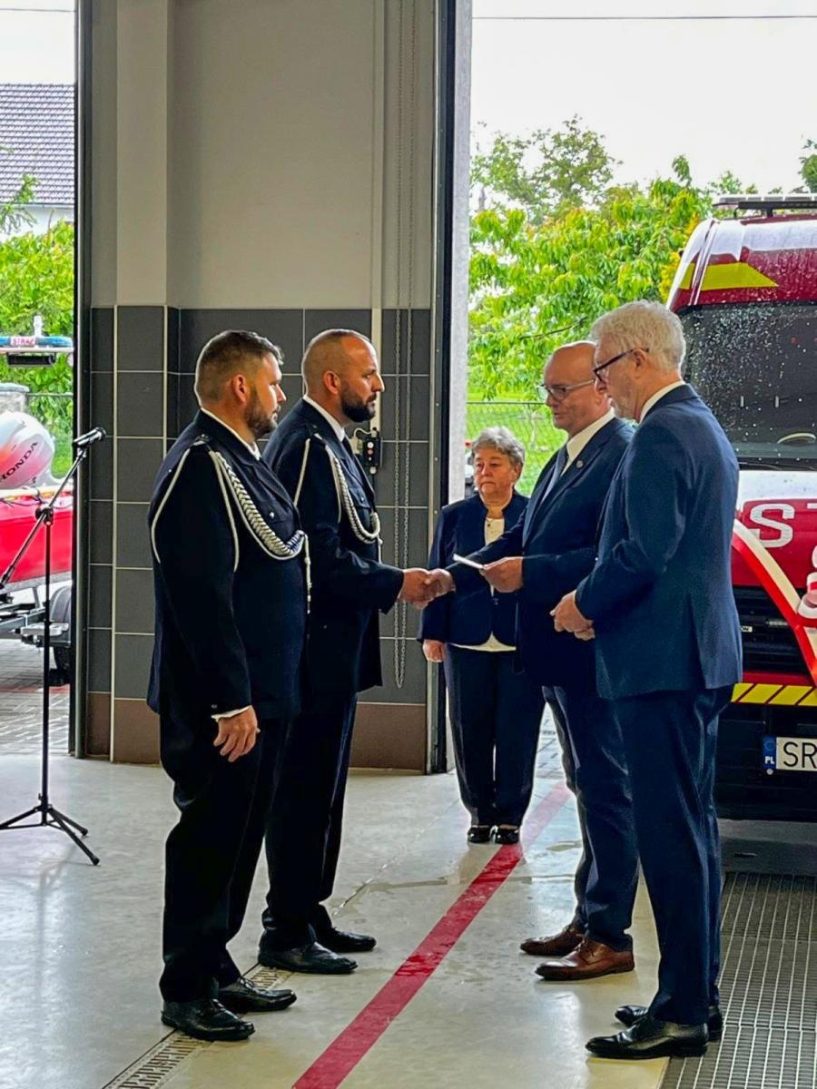 Zdjęcie w galerii na portalu naszraciborz.pl: Nowy pojazd ratowniczy w służbie OSP Markowice – uroczyste przekazanie i poświęcenie sprzętu wiadomości z regionu