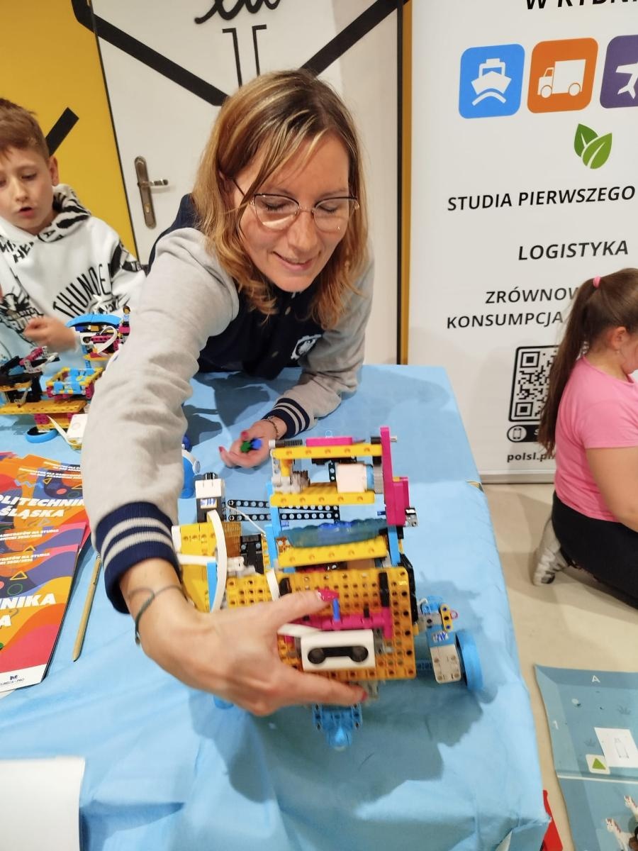 Zdjęcie w galerii na portalu naszraciborz.pl: Naukowa noc w SOWA Racibórz – nauka, zabawa i eksperymenty w jednym miejscu wiadomości z regionu