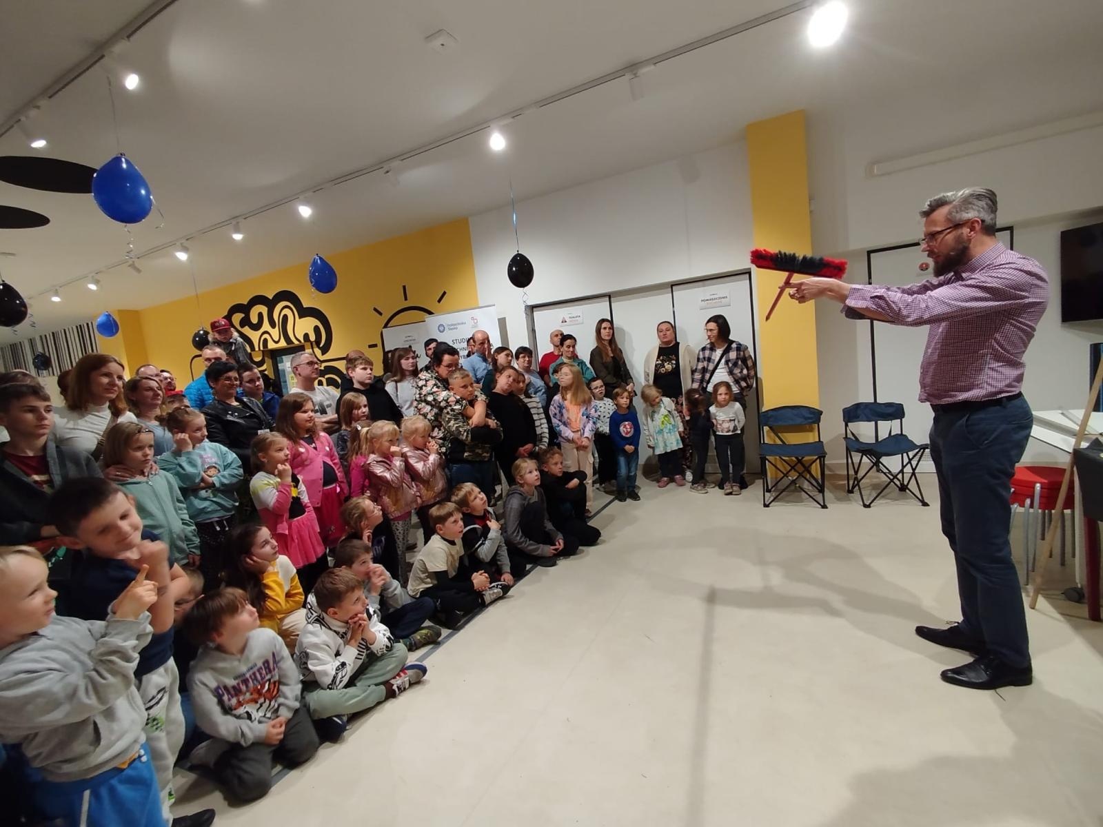 Zdjęcie w galerii na portalu naszraciborz.pl: Naukowa noc w SOWA Racibórz – nauka, zabawa i eksperymenty w jednym miejscu wiadomości z regionu