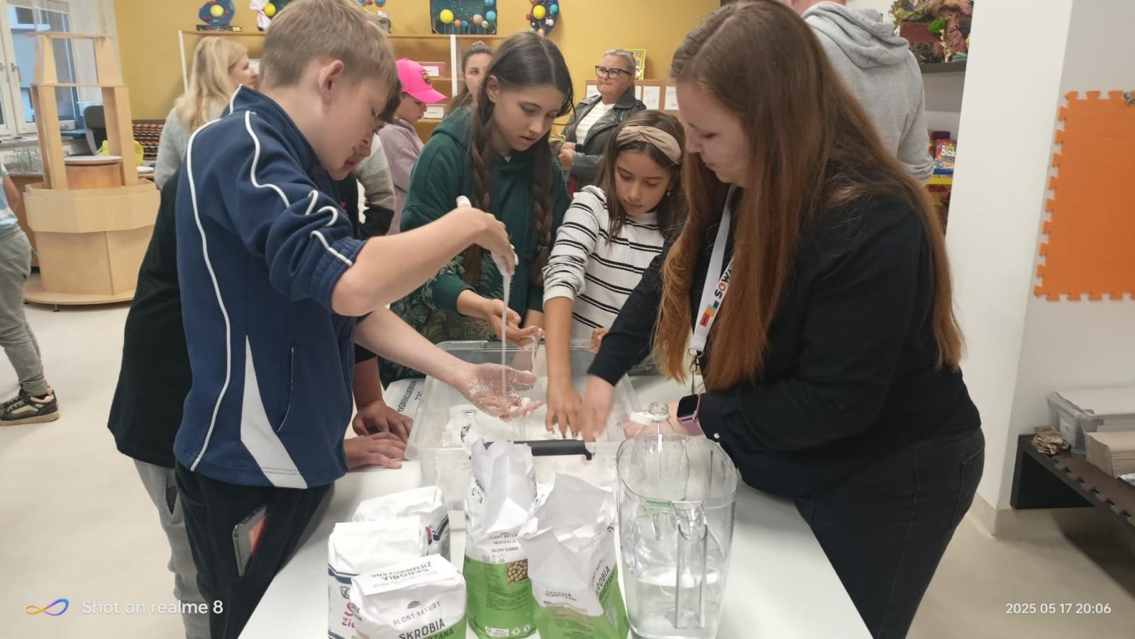 Zdjęcie w galerii na portalu naszraciborz.pl: Naukowa noc w SOWA Racibórz – nauka, zabawa i eksperymenty w jednym miejscu wiadomości z regionu