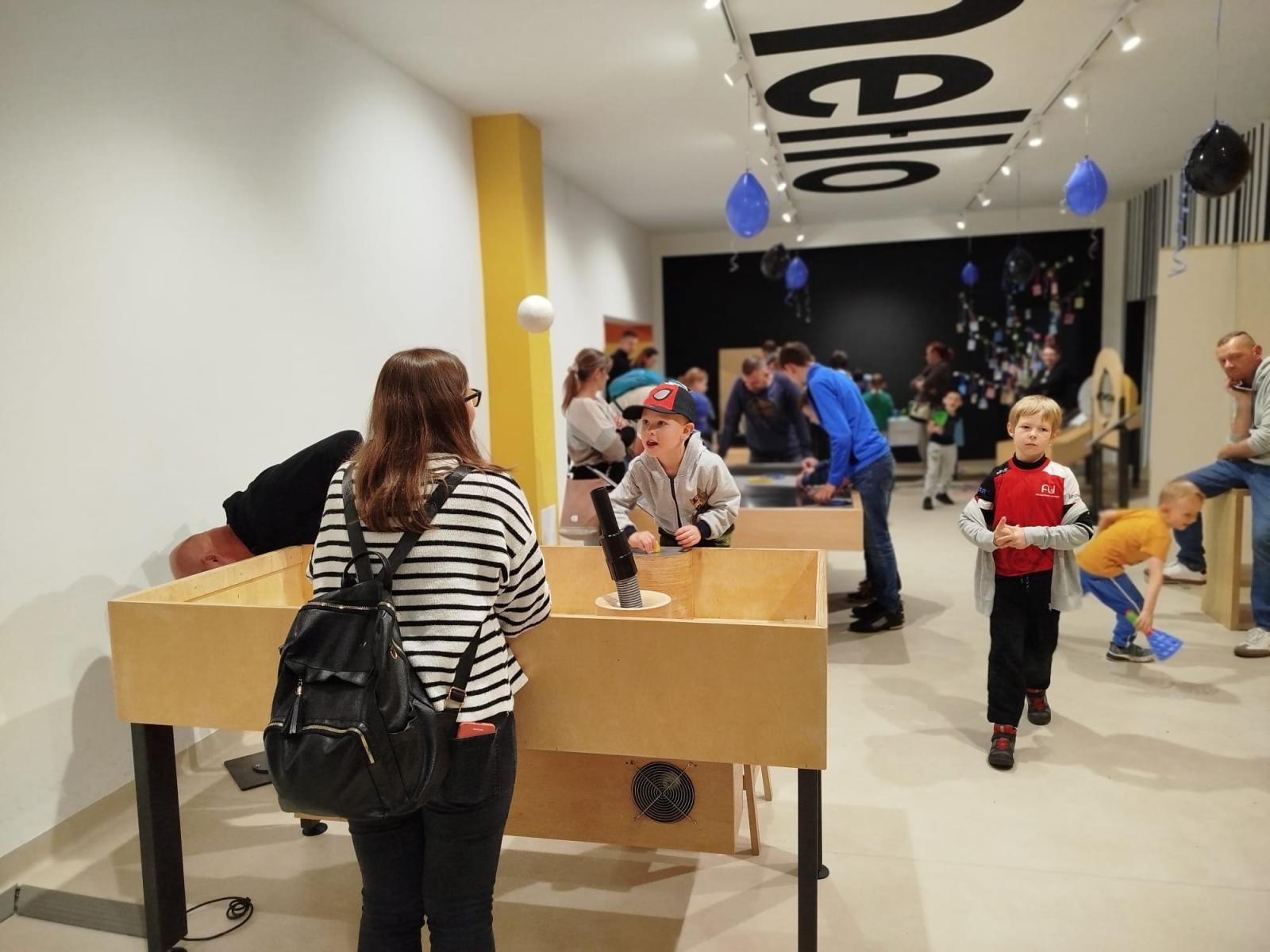 Zdjęcie w galerii na portalu naszraciborz.pl: Naukowa noc w SOWA Racibórz – nauka, zabawa i eksperymenty w jednym miejscu wiadomości z regionu