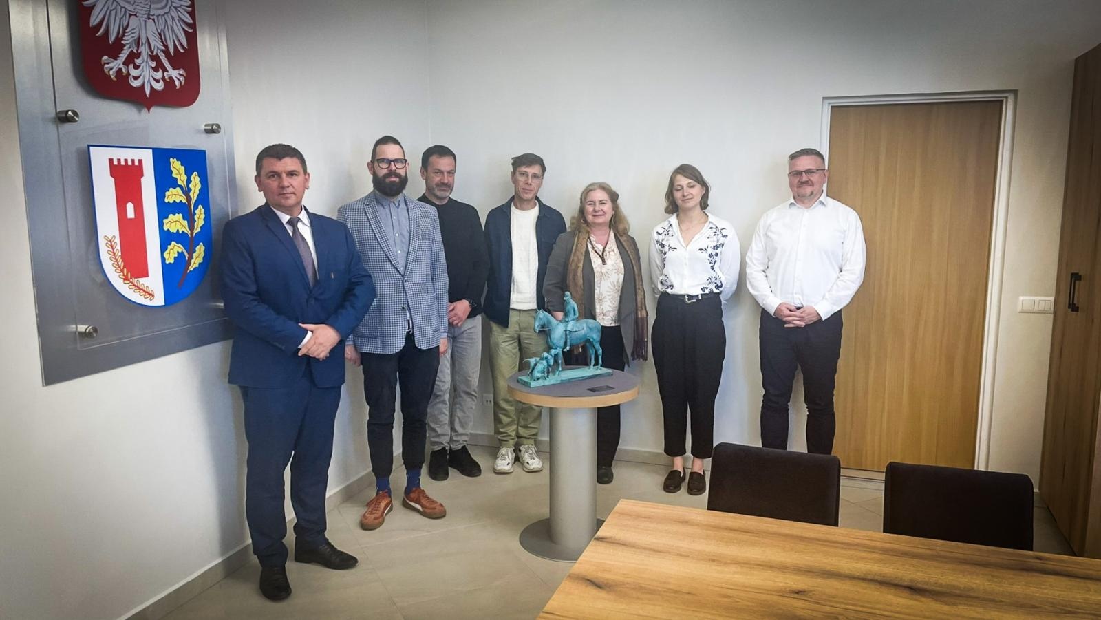 Zdjęcie w galerii na portalu naszraciborz.pl: Jeździec z psami odzyskał dawny blask – uroczysta prezentacja odrestaurowanej rzeźby w Rudniku wiadomości z regionu