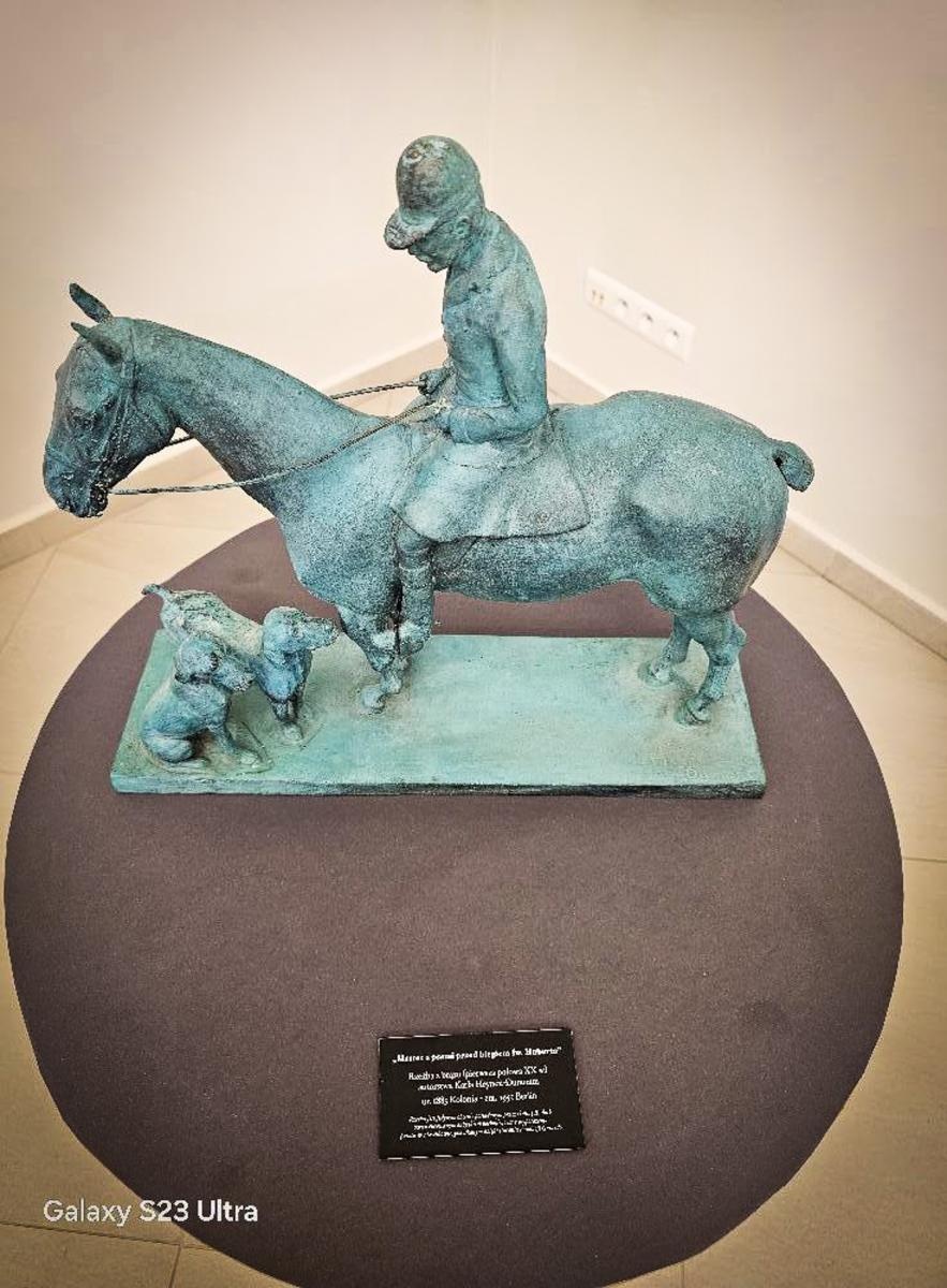 Zdjęcie w galerii na portalu naszraciborz.pl: Jeździec z psami odzyskał dawny blask – uroczysta prezentacja odrestaurowanej rzeźby w Rudniku wiadomości z regionu