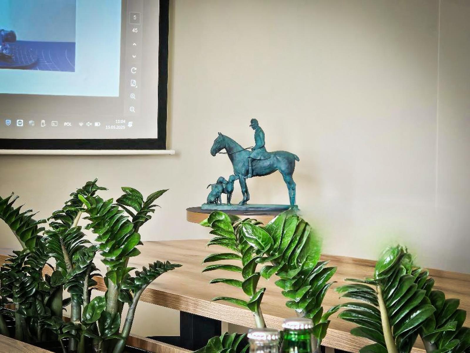 Zdjęcie w galerii na portalu naszraciborz.pl: Jeździec z psami odzyskał dawny blask – uroczysta prezentacja odrestaurowanej rzeźby w Rudniku wiadomości z regionu