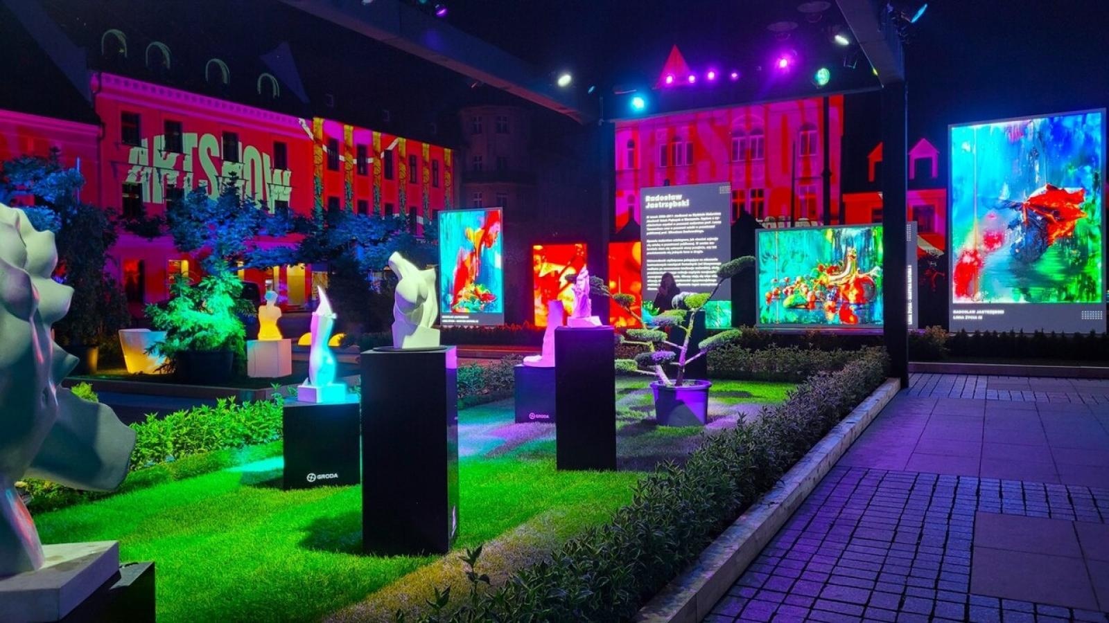 Zdjęcie w galerii na portalu naszraciborz.pl: Kwitnące ogrody, widowiskowe mappingi i ceramiczne arcydzieła - Pszczyna zaprasza na Daisy Days 2025 wiadomości z regionu