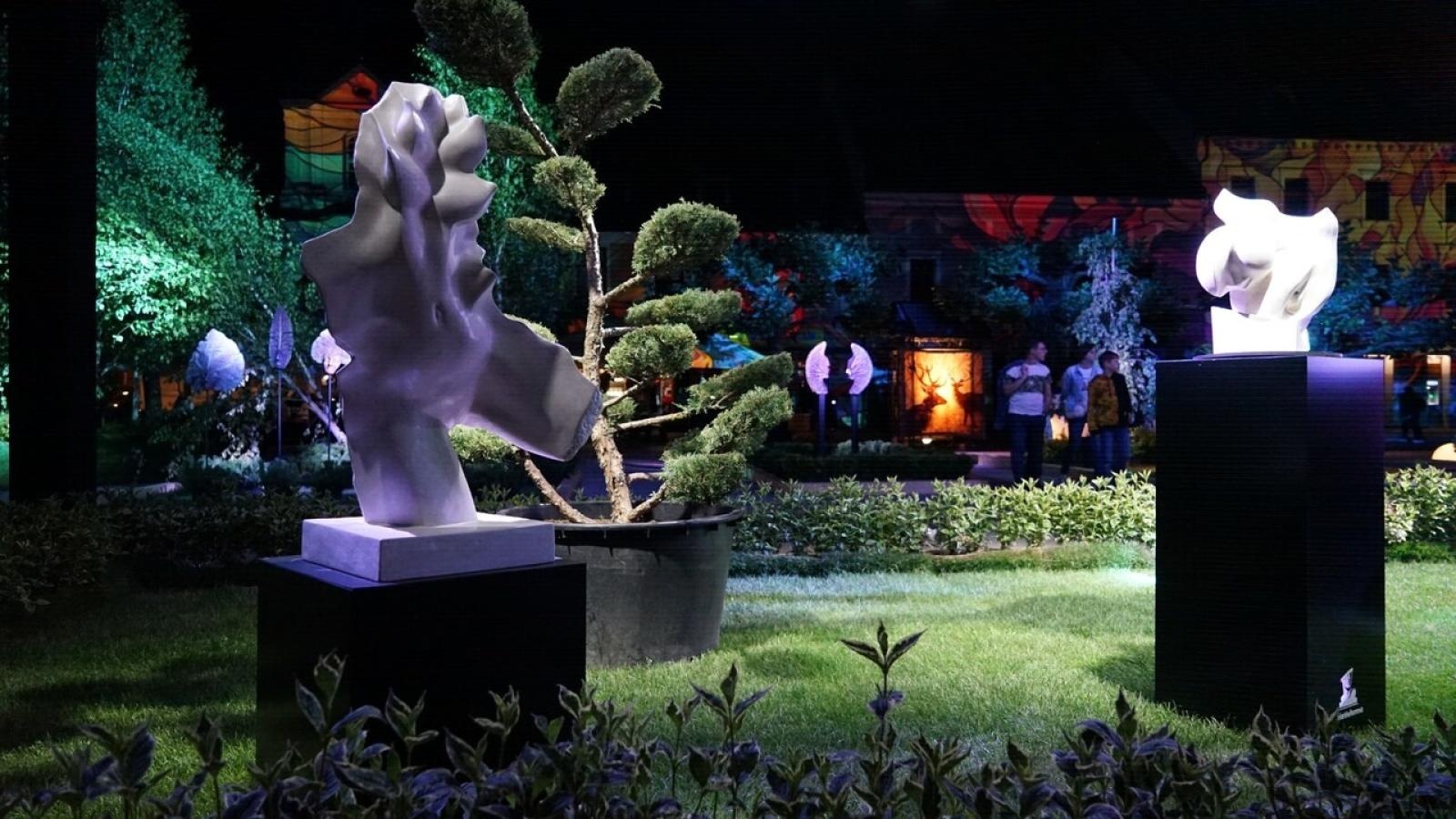 Zdjęcie w galerii na portalu naszraciborz.pl: Kwitnące ogrody, widowiskowe mappingi i ceramiczne arcydzieła - Pszczyna zaprasza na Daisy Days 2025 wiadomości z regionu