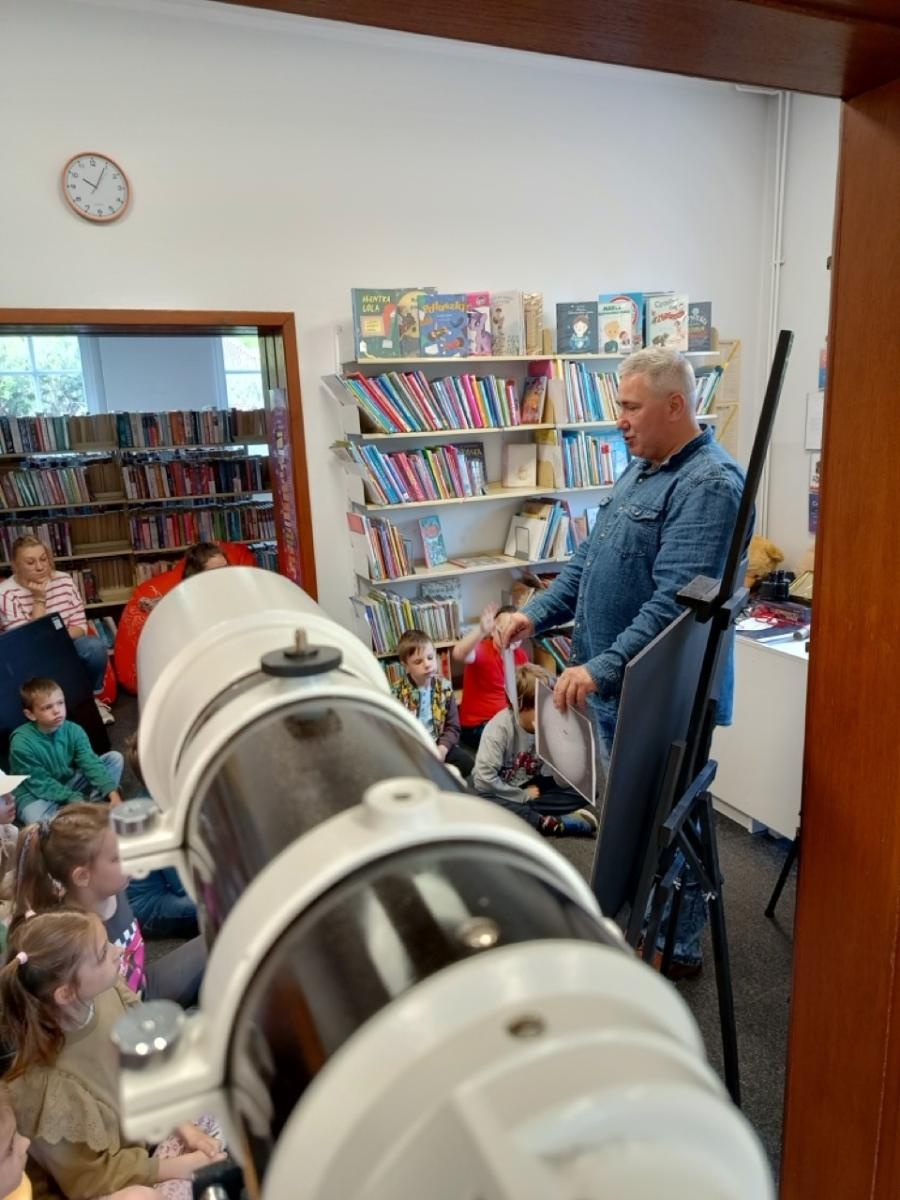 Zdjęcie w galerii na portalu naszraciborz.pl: Kosmiczna przygoda w bibliotece – uczniowie poznali tajemnice Wszechświata wiadomości z regionu