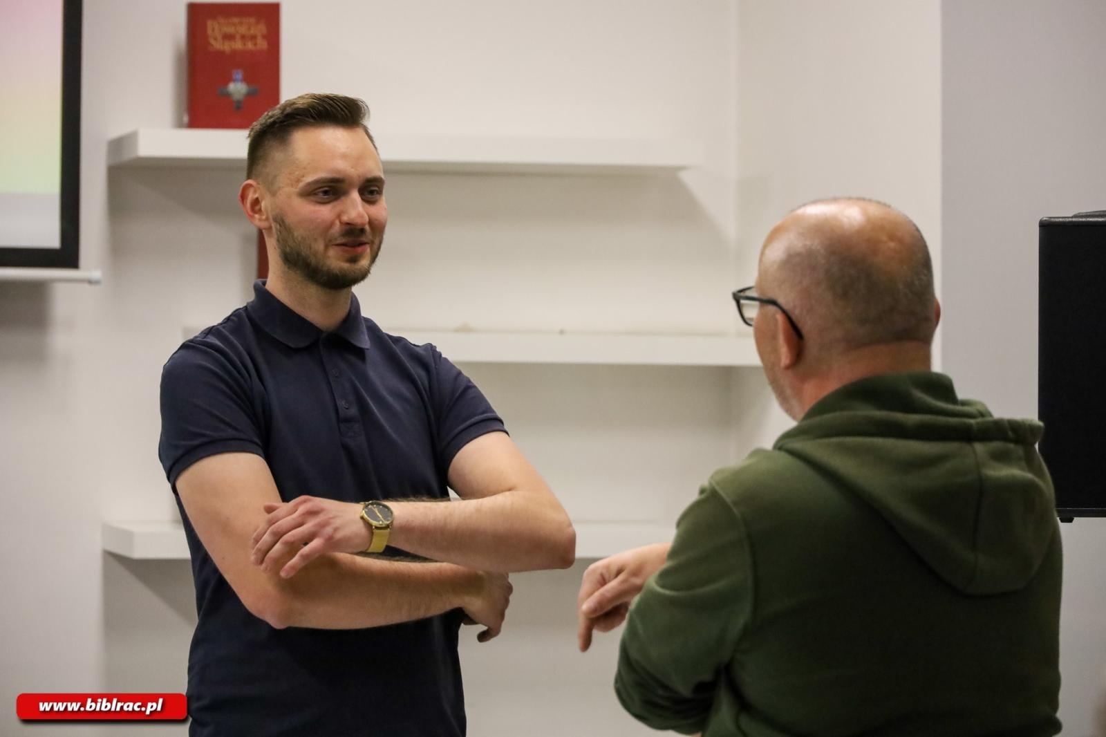 Zdjęcie w galerii na portalu naszraciborz.pl: Spotkanie z Mateuszem Paszendą w bibliotece wiadomości z regionu