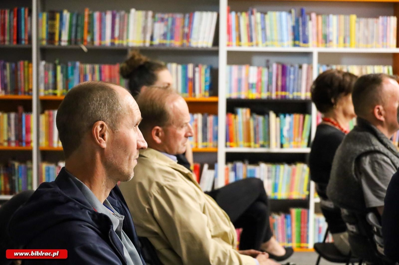 Zdjęcie w galerii na portalu naszraciborz.pl: Spotkanie z Mateuszem Paszendą w bibliotece wiadomości z regionu