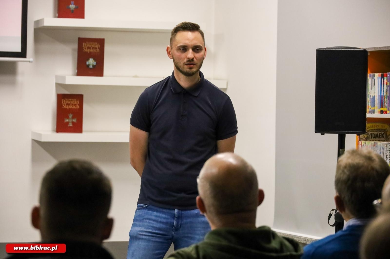 Zdjęcie w galerii na portalu naszraciborz.pl: Spotkanie z Mateuszem Paszendą w bibliotece wiadomości z regionu