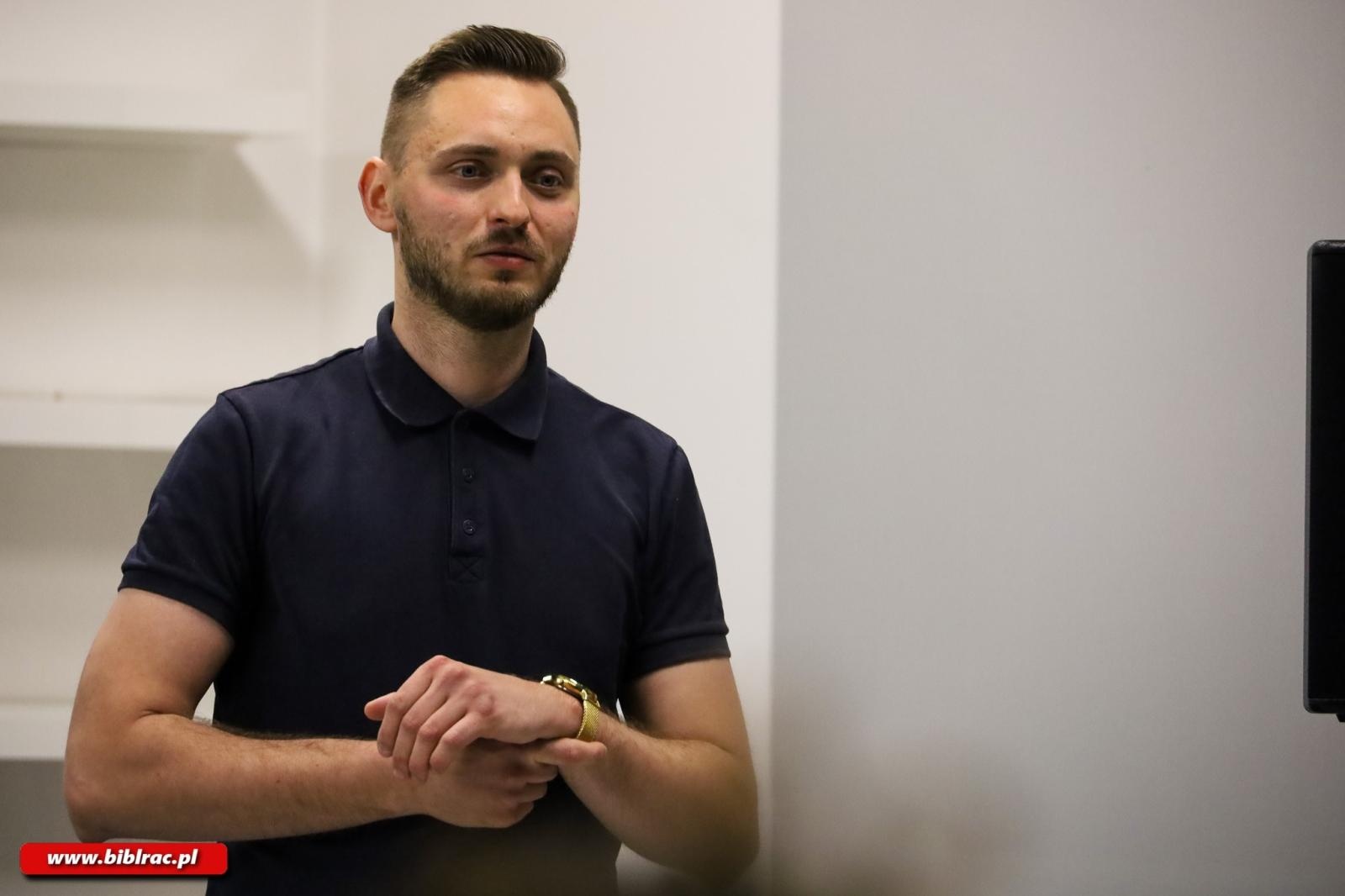 Zdjęcie w galerii na portalu naszraciborz.pl: Spotkanie z Mateuszem Paszendą w bibliotece wiadomości z regionu